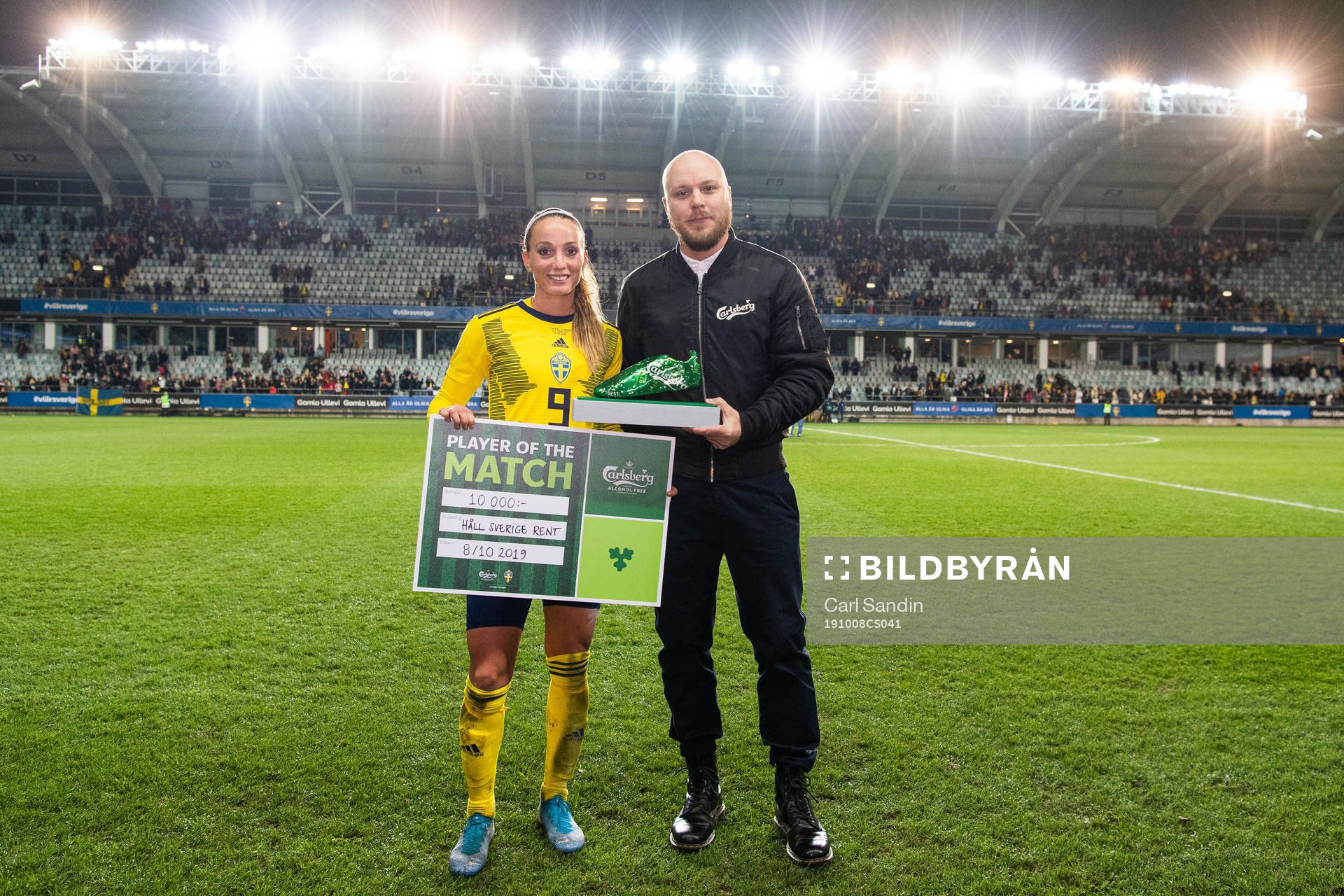 Kosovare Asllani of Sweden is awarded ”Player of the