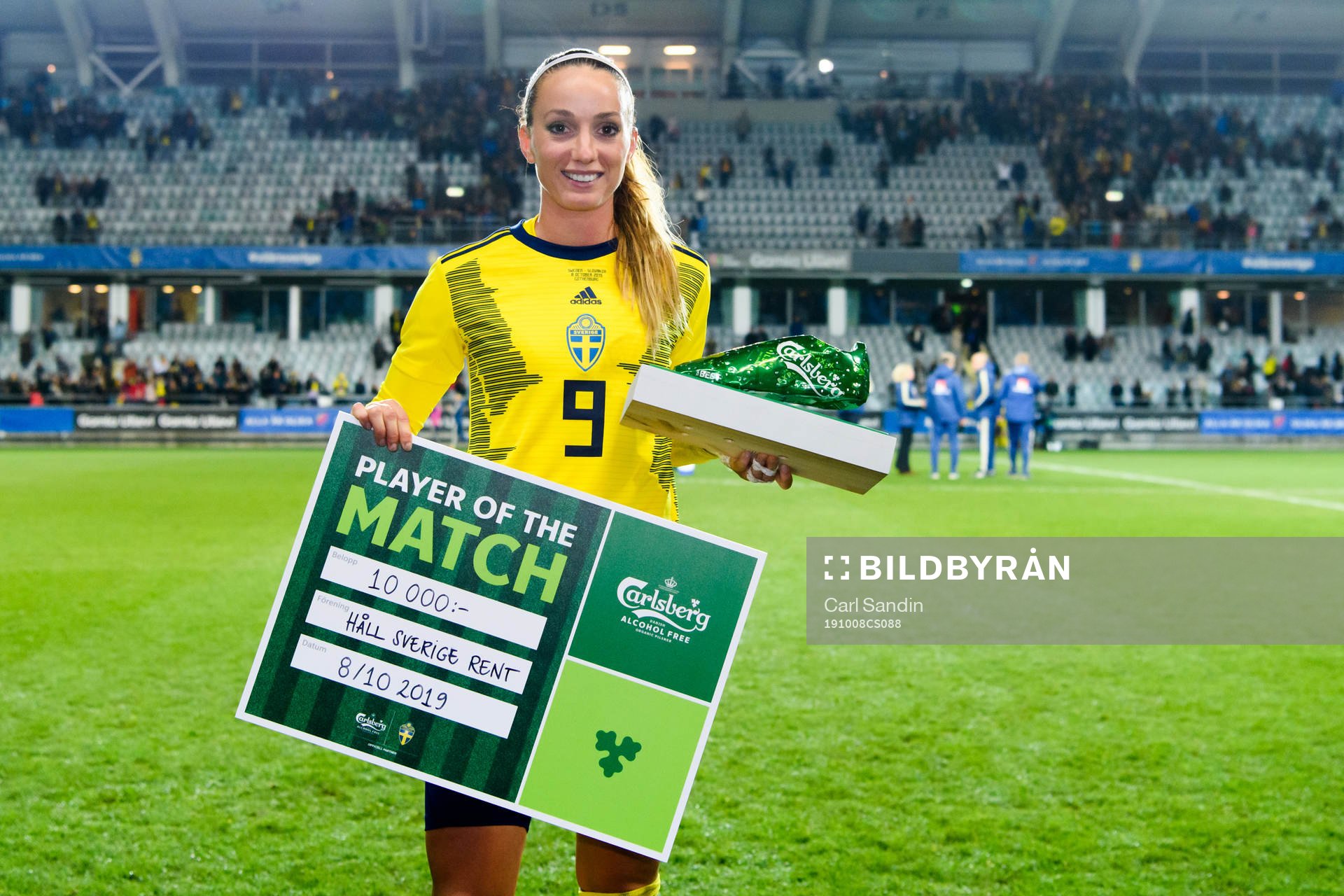 Kosovare Asllani of Sweden is awarded ”Player of the