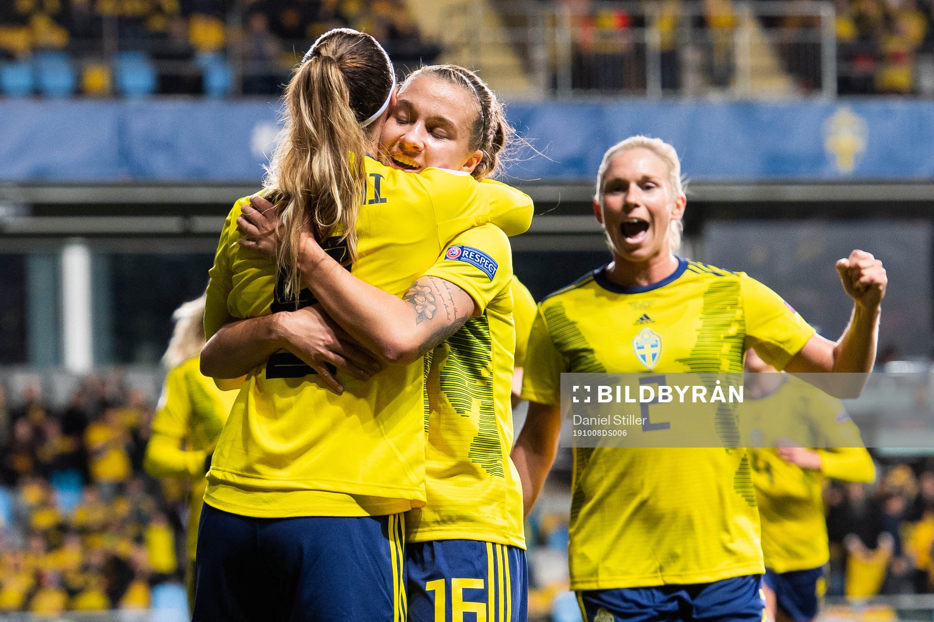 Kosovare Asllani celebrate scoring 1-0 with Julia Zigiotti