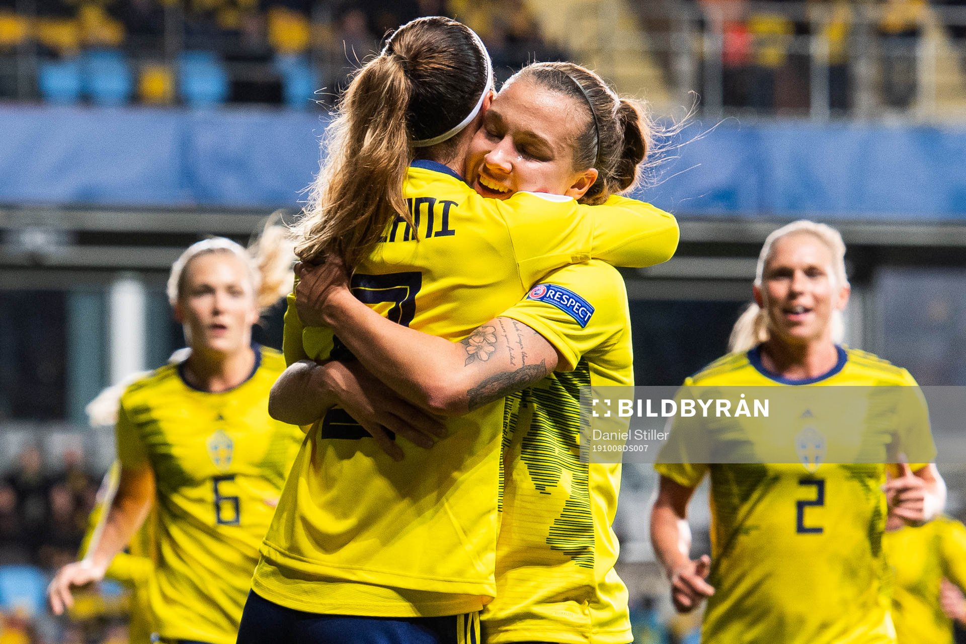 Kosovare Asllani celebrate scoring 1-0 with Julia Zigiotti