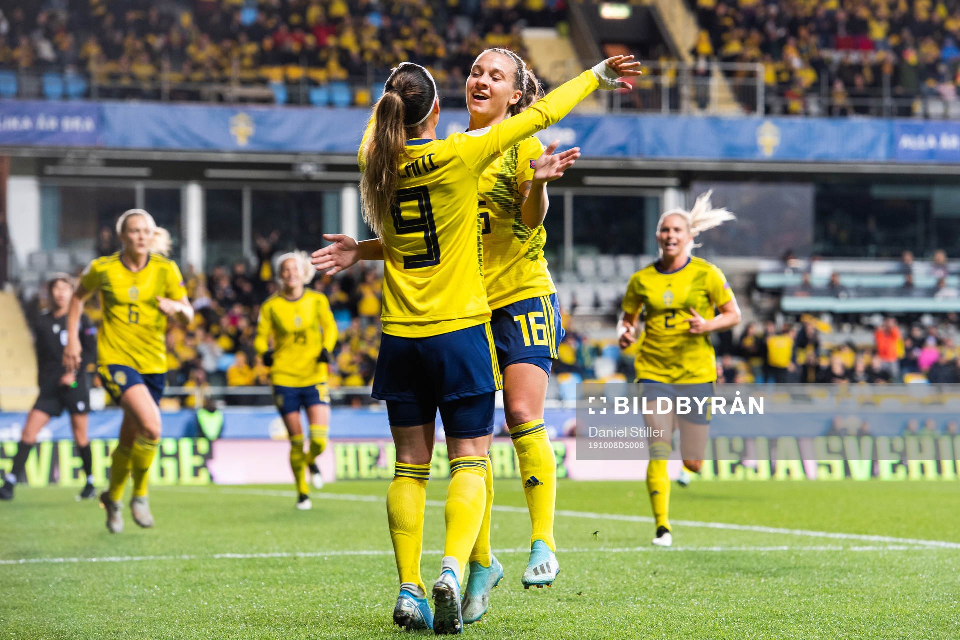 Kosovare Asllani celebrate scoring 1-0 with Julia Zigiotti