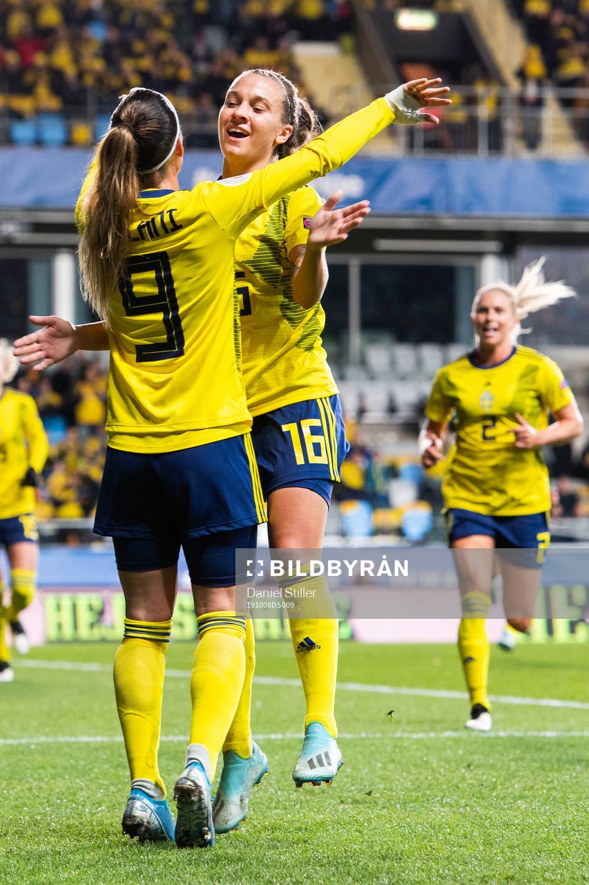 Kosovare Asllani celebrate scoring 1-0 with Julia Zigiotti