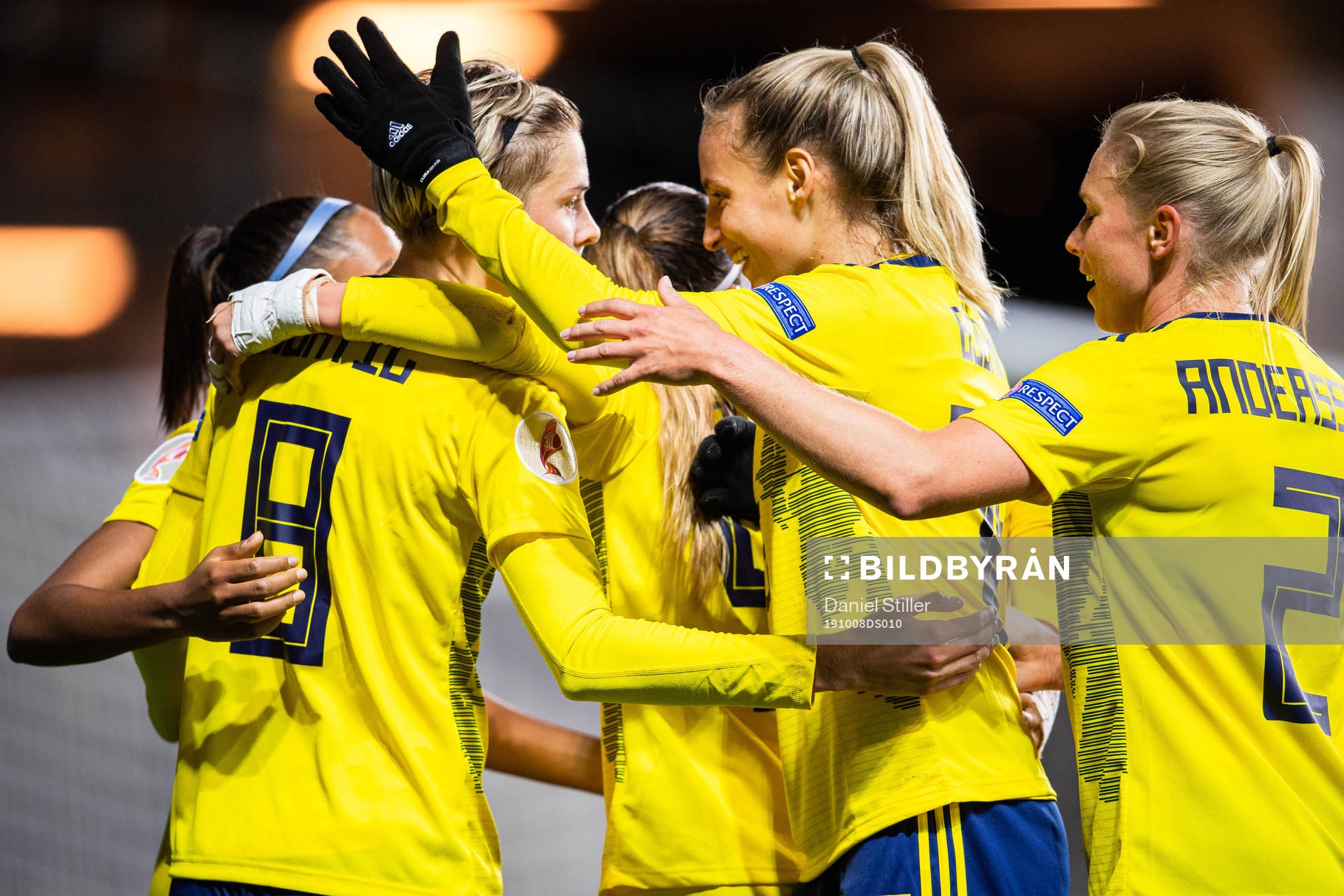 Lina Hurtig scored 2-0 and celebrate with Madelen Janogy,