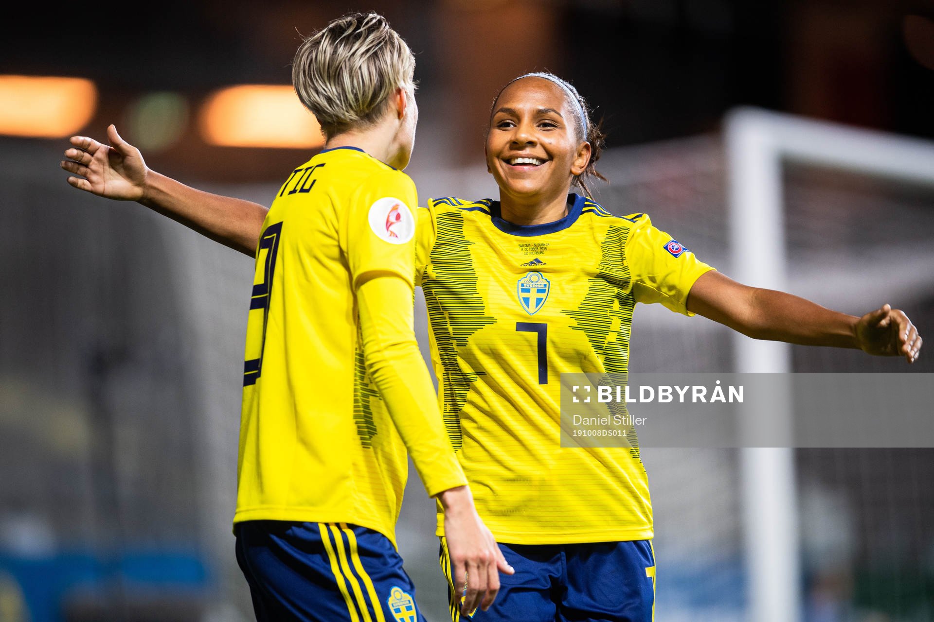 Lina Hurtig scored 2-0 and celebrate with Madelen Janogy of