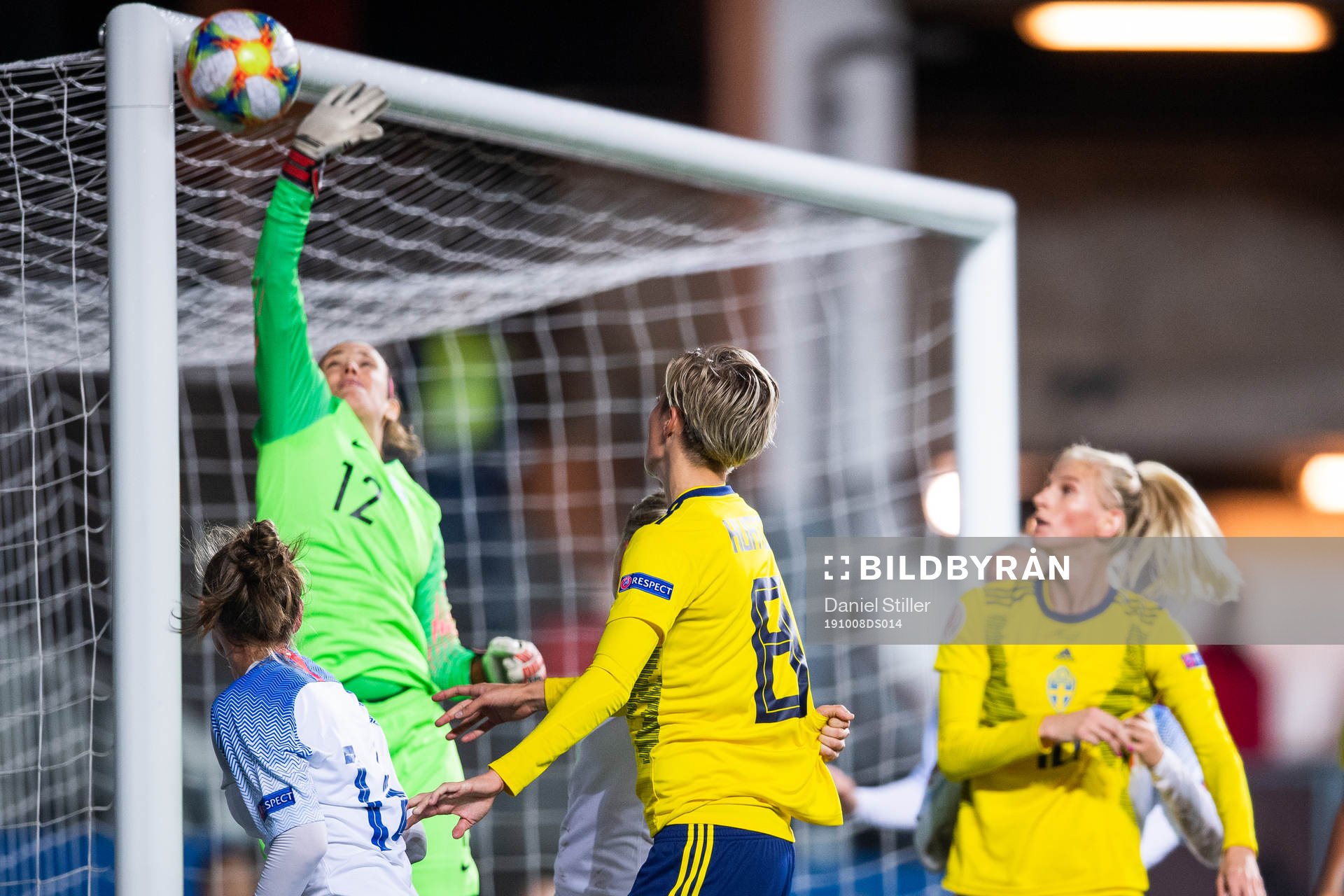 Lina Hurtig and Sofia Jakobsson sees Kosovare Asllani of