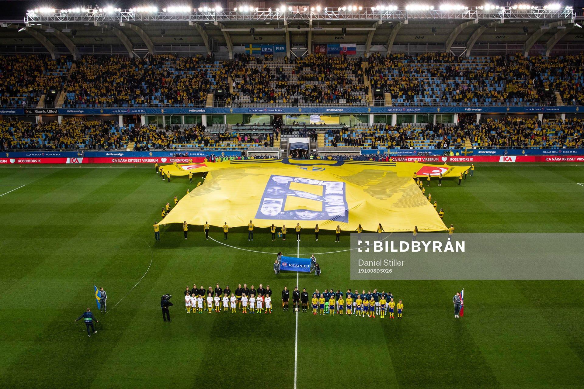 The teams are lined up