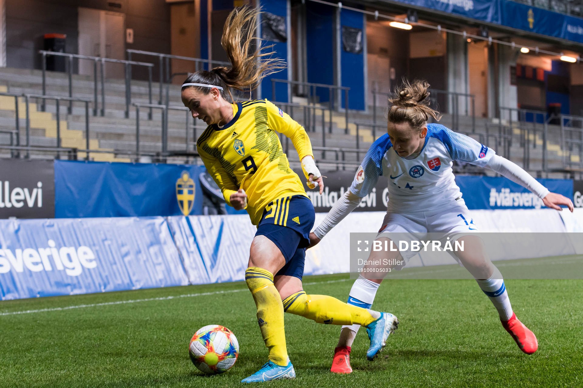 Kosovare Asllani of Sweden and Petra Zdechovanova of