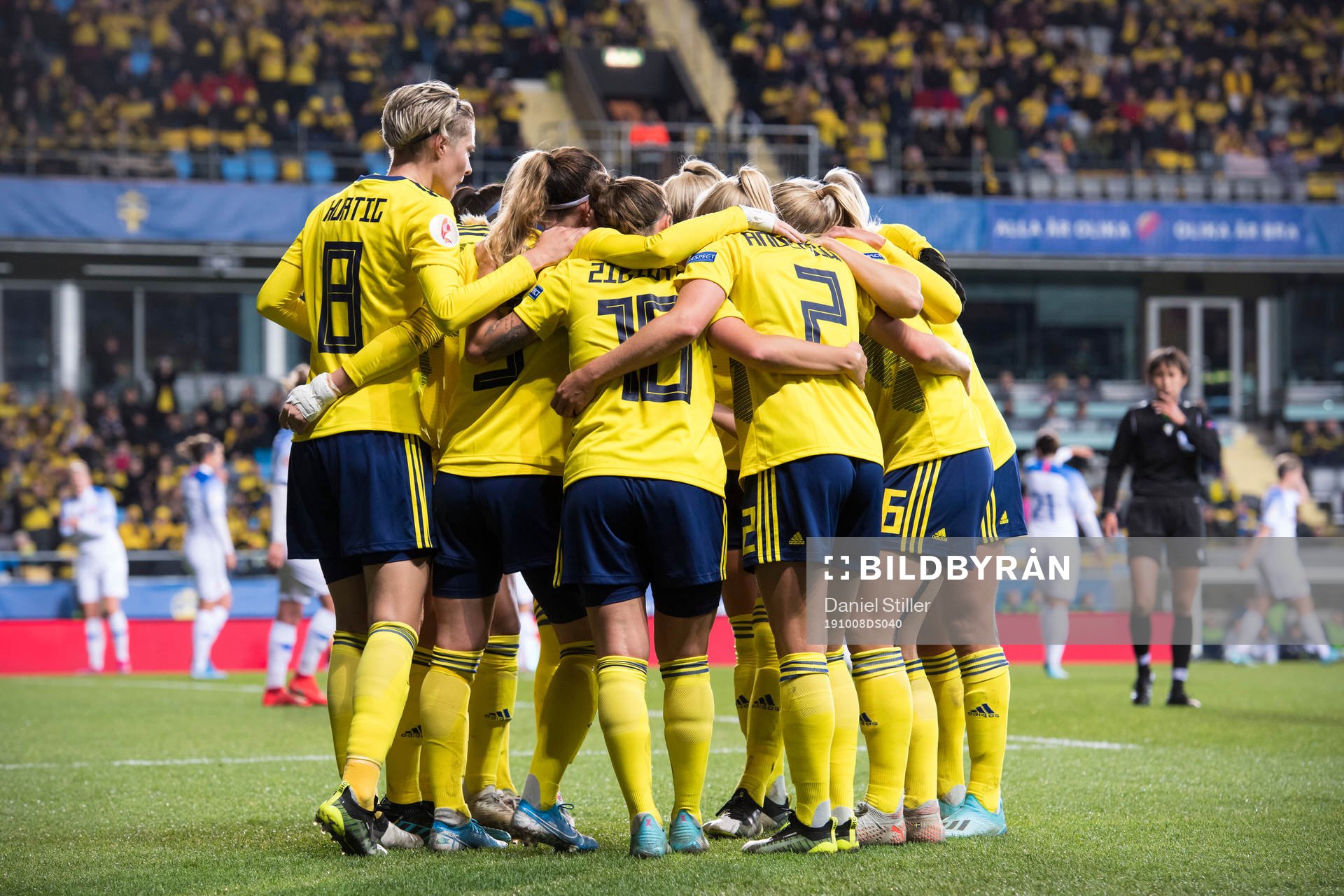 Team Sweden celebrates 1-0 by Kosovare Asllani