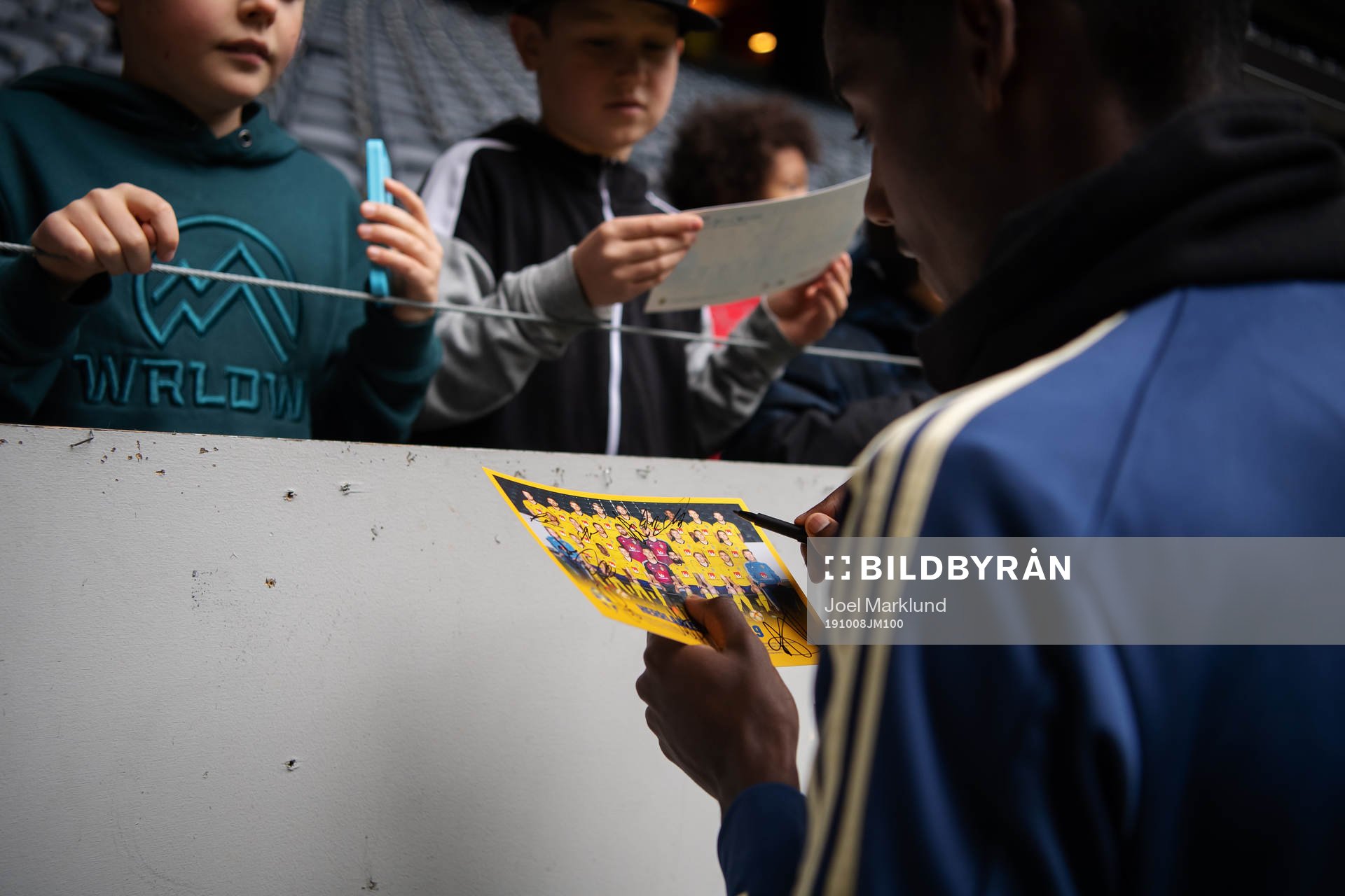 Alexander Isak of the Swedish national football team signs