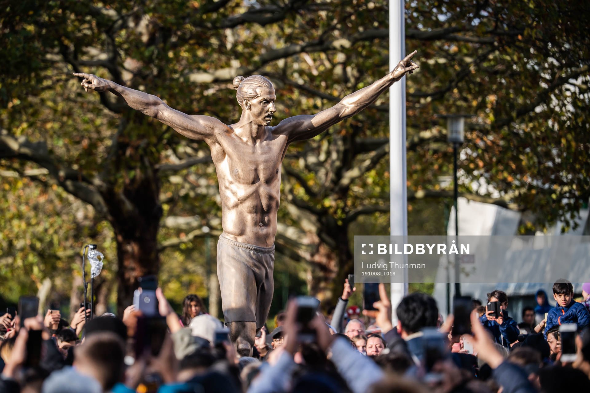 The statue of Zlatan Ibrahimovic at the revealing ceremony