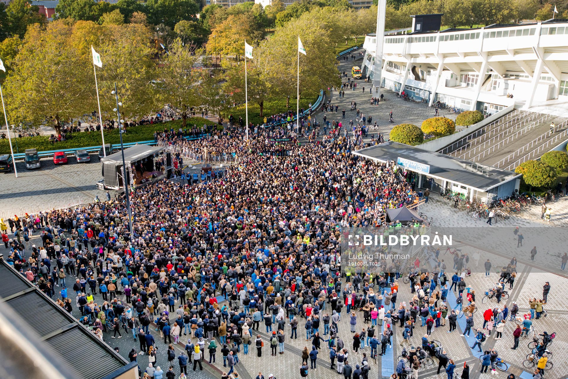 General view of the crowd