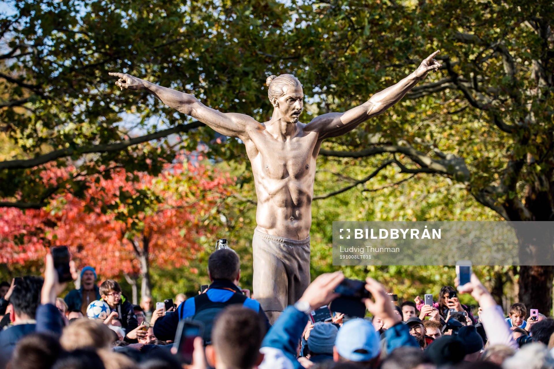 The statue of Zlatan Ibrahimovic at the revealing ceremony