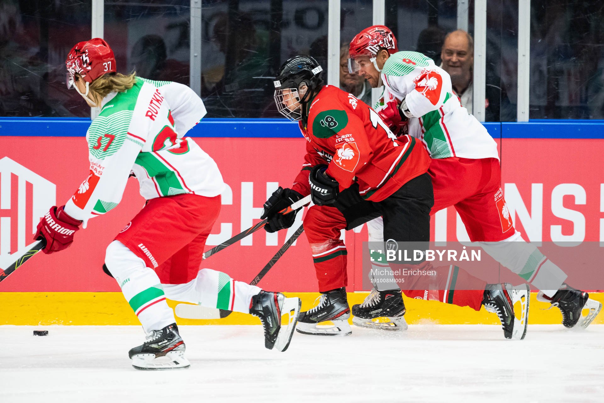 Lucas Raymond of Frölunda and Matthew Myers of Cardiff