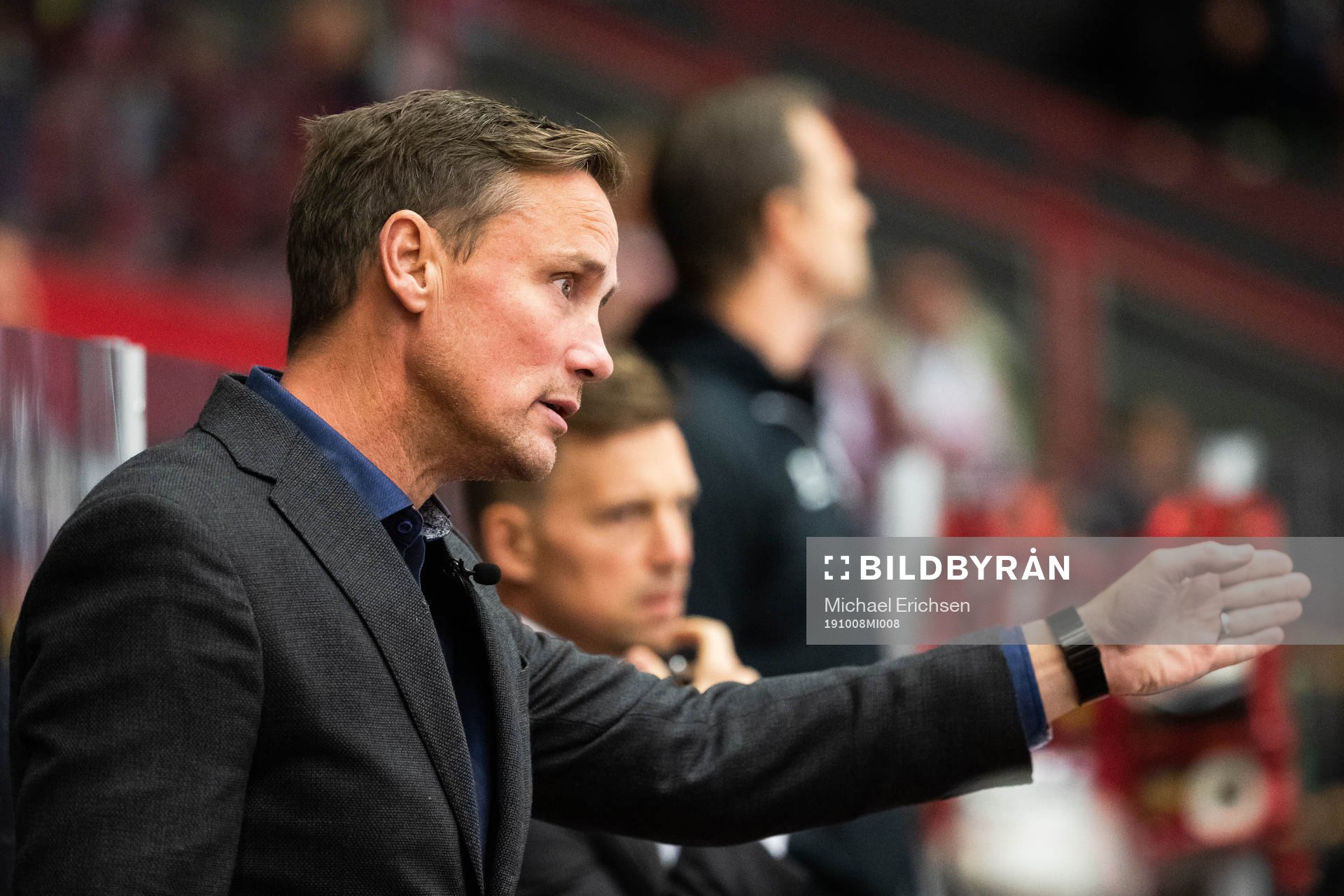 Head coach Roger Rönnberg of Frölunda reacts