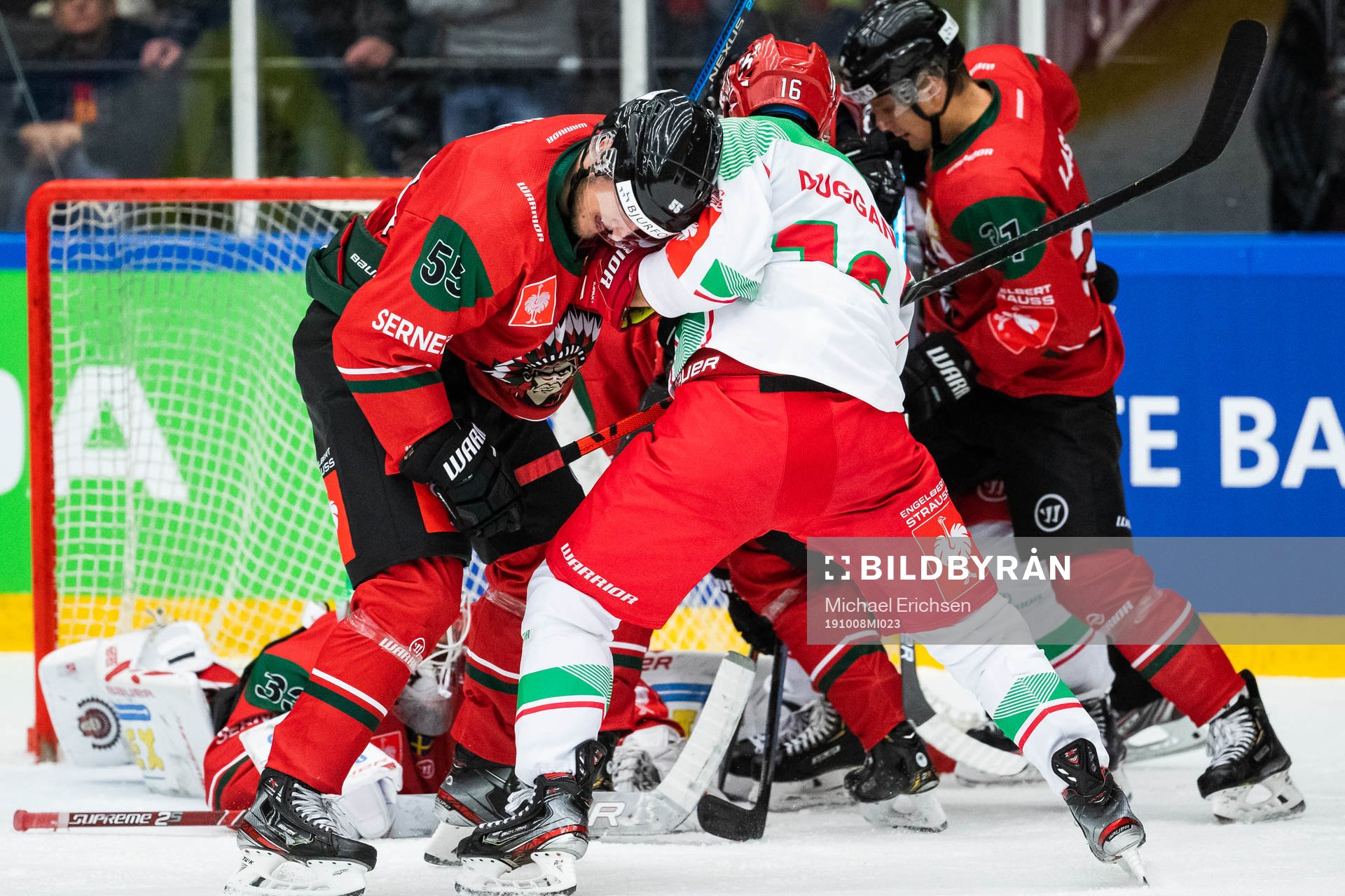 David Printz of Frölunda defends against Sam Duggan of