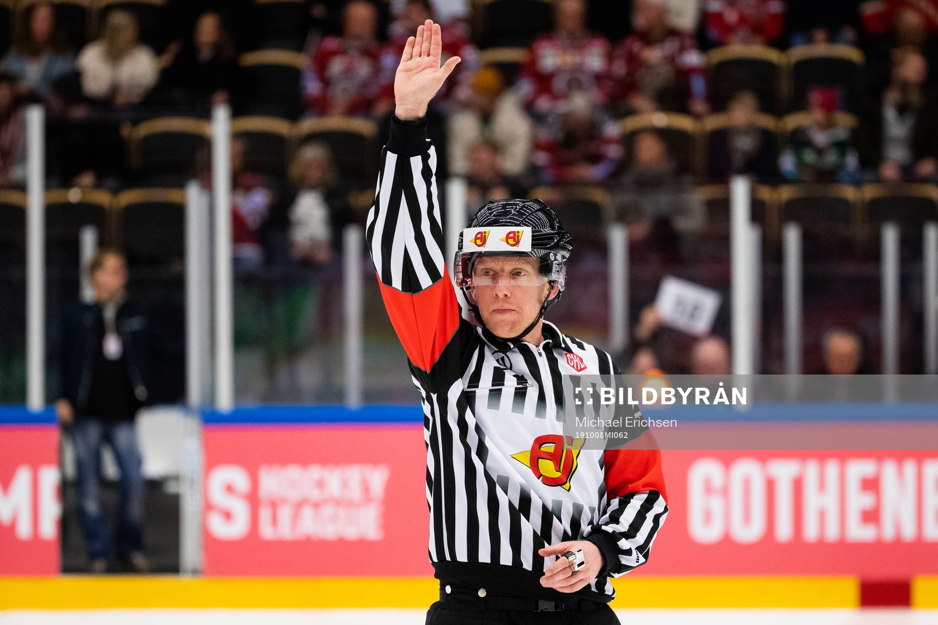 Referee Mikael Holm