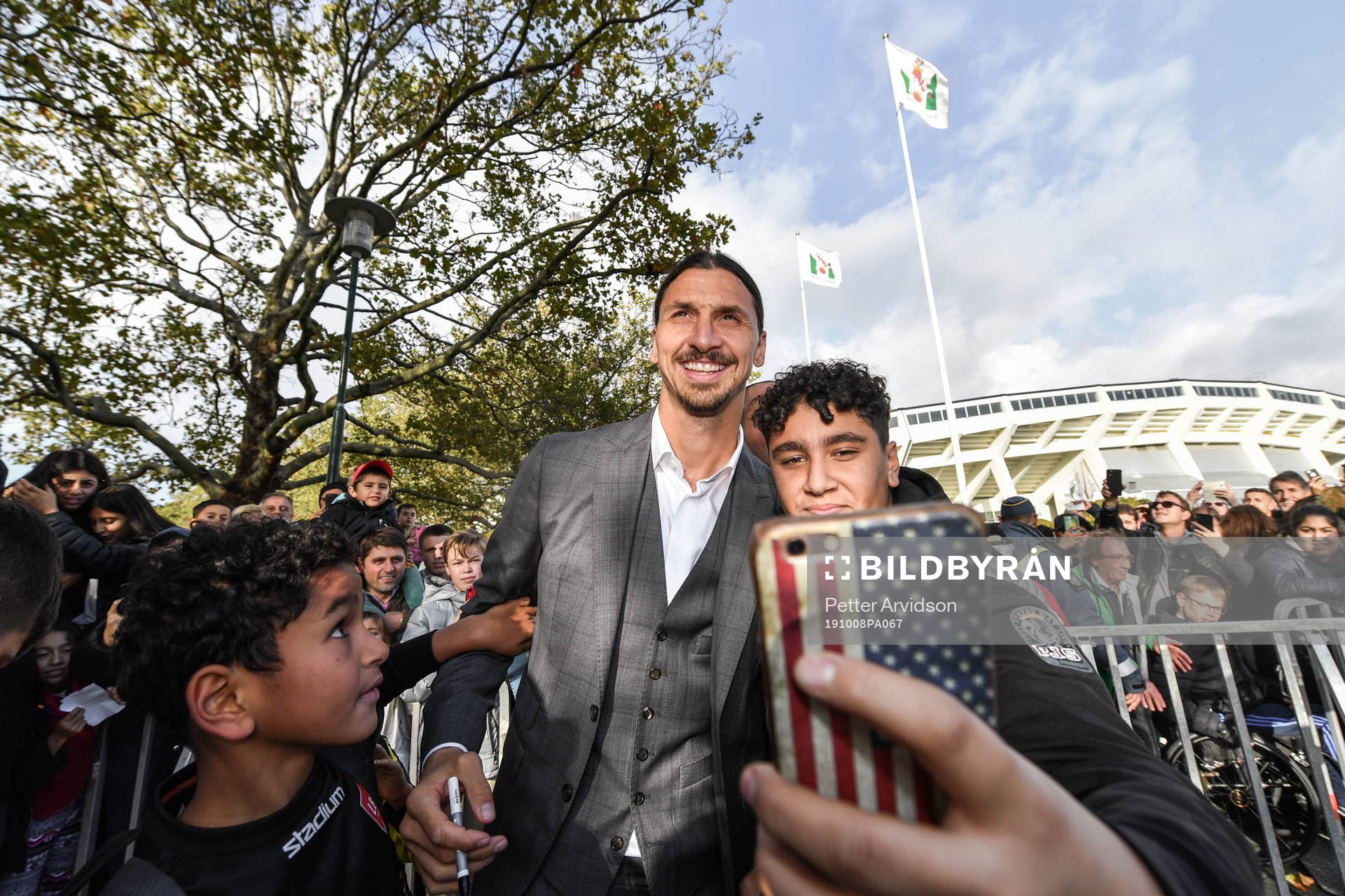 Zlatan Ibrahimovic takes selfies with young supporters