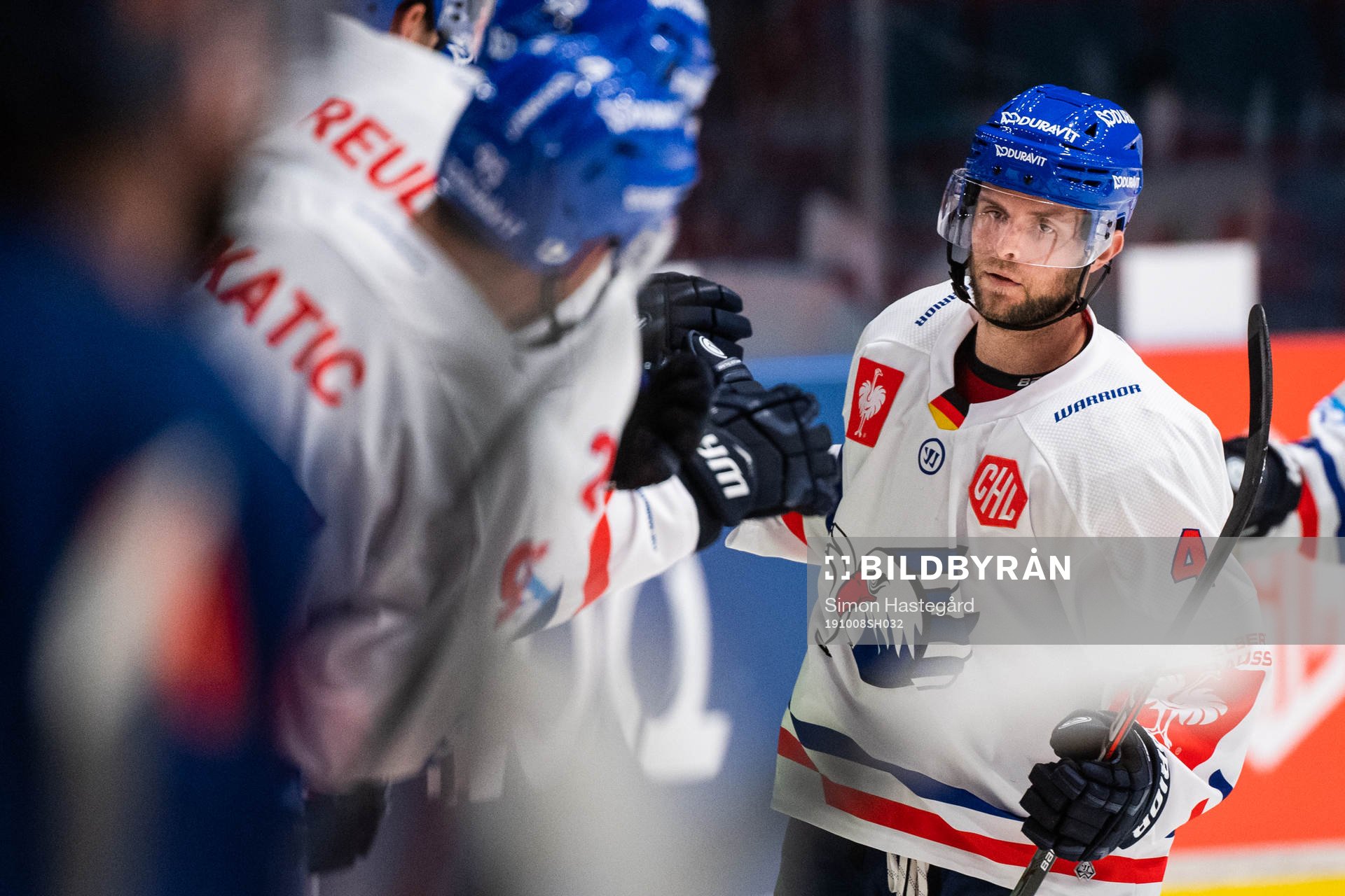 Chad Billins of Adler Mannheim celebrates scoring 1-3