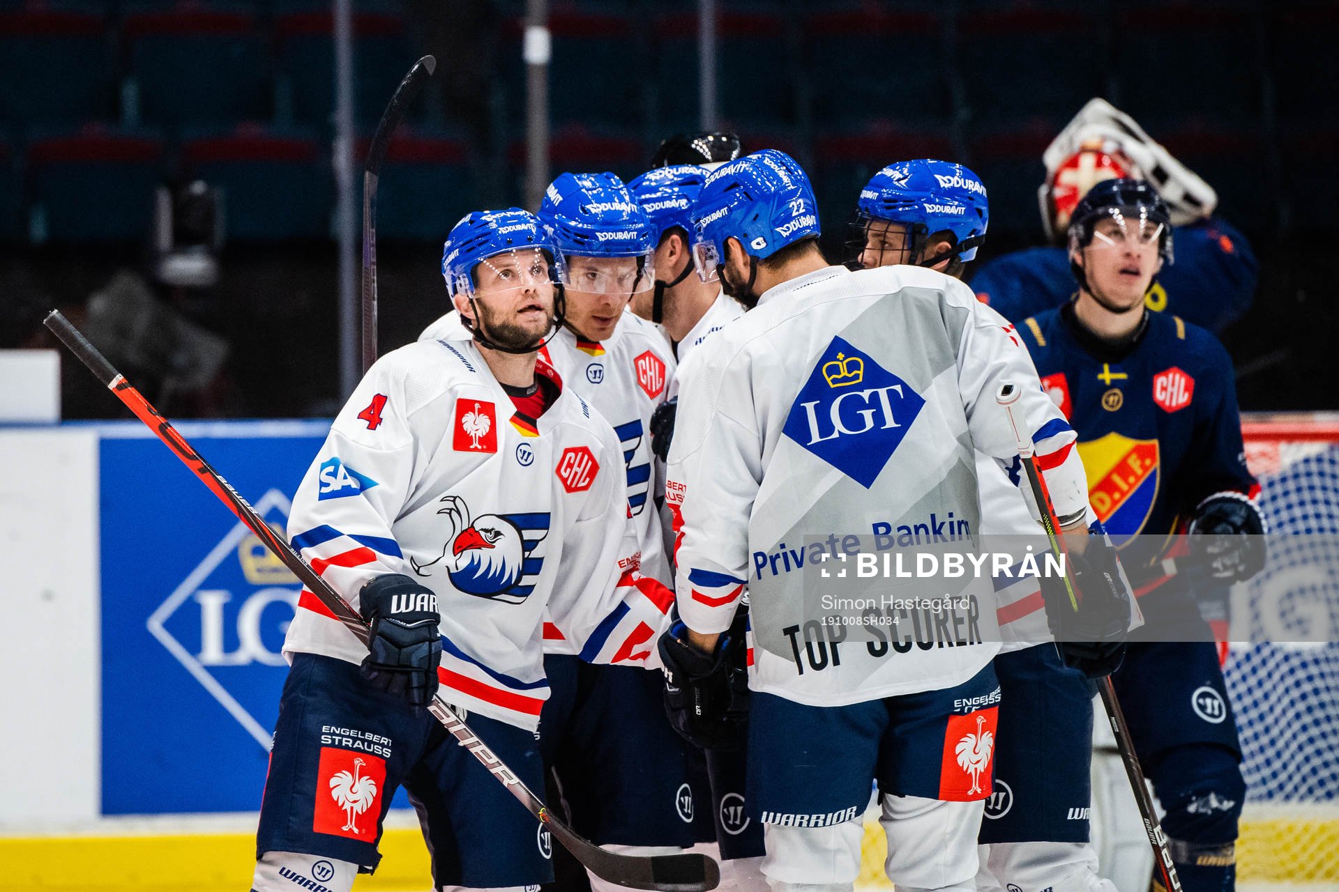 Chad Billins of Adler Mannheim celebrates the 4-1 goal