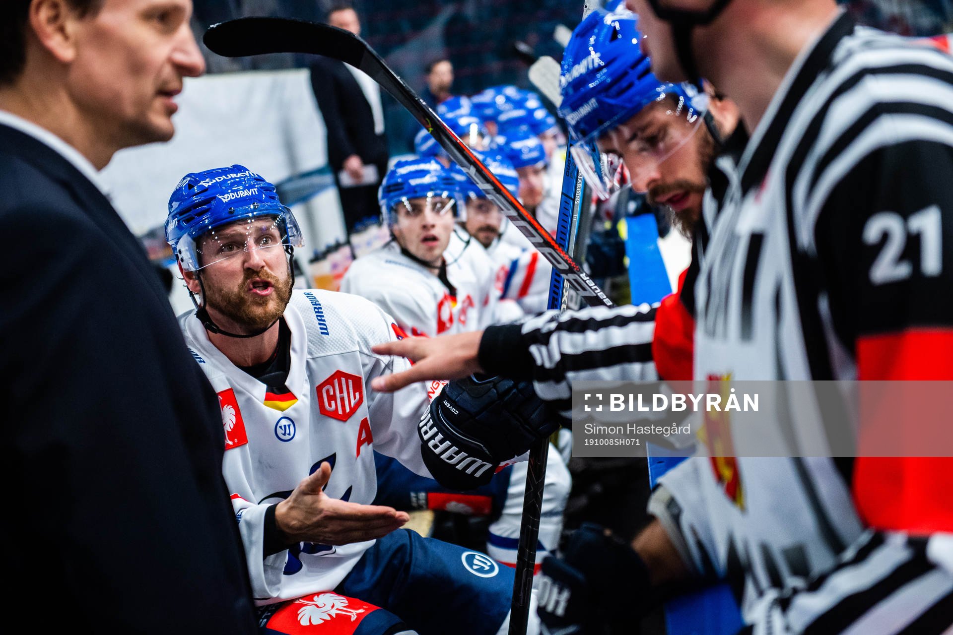 Andrew Desjardins of Adler Mannheim reacts