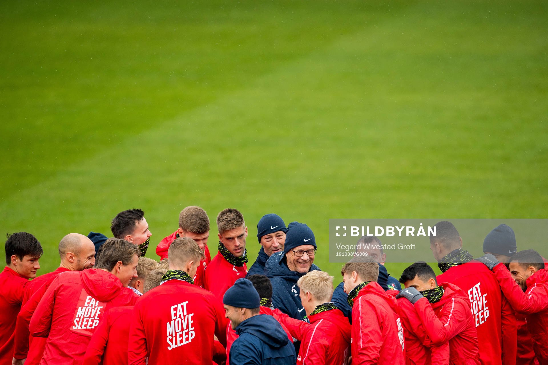 Lars Lagerbäck, head coach of Norway, gathers the team in a circle during a training session on October 8, 2019 in Lillestrøm.