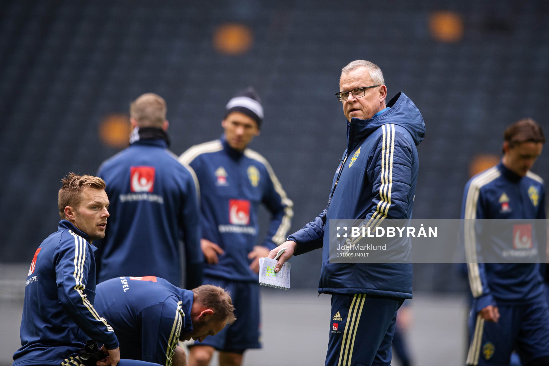 Sebastian Larsson and head coach Janne Andersson of the
