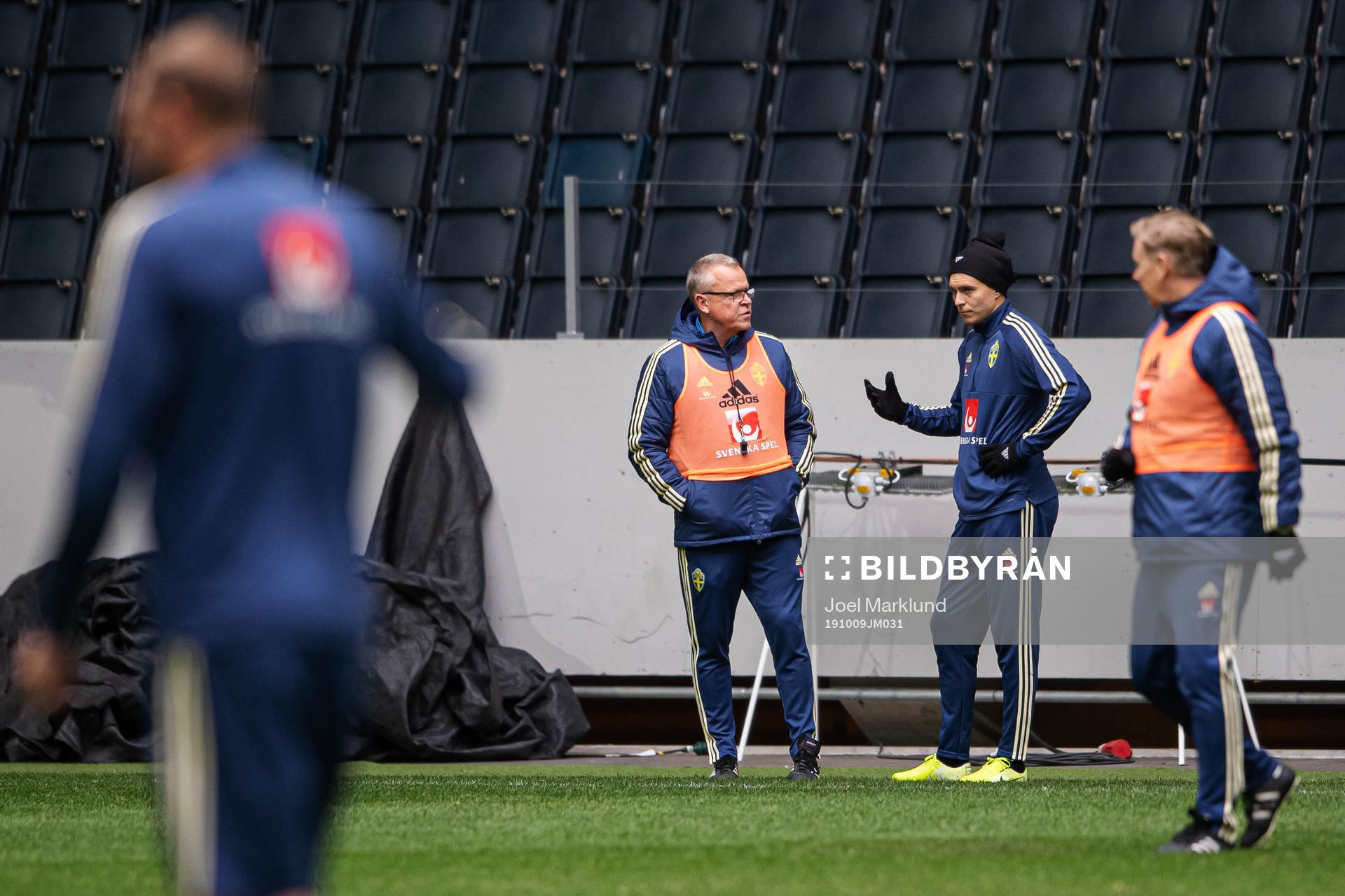Head coach Janne Andersson and Victor Nilsson Lindelöf of