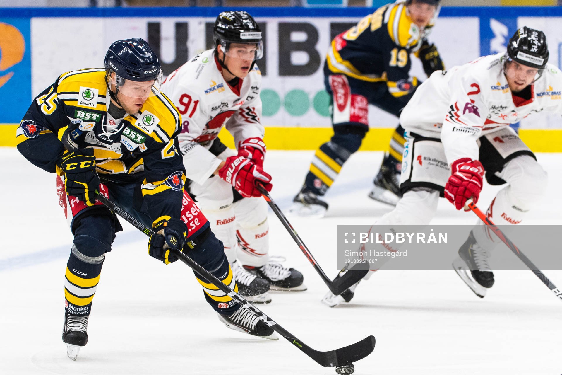 Södertäljes Christoffer Bengtsson driver pucken