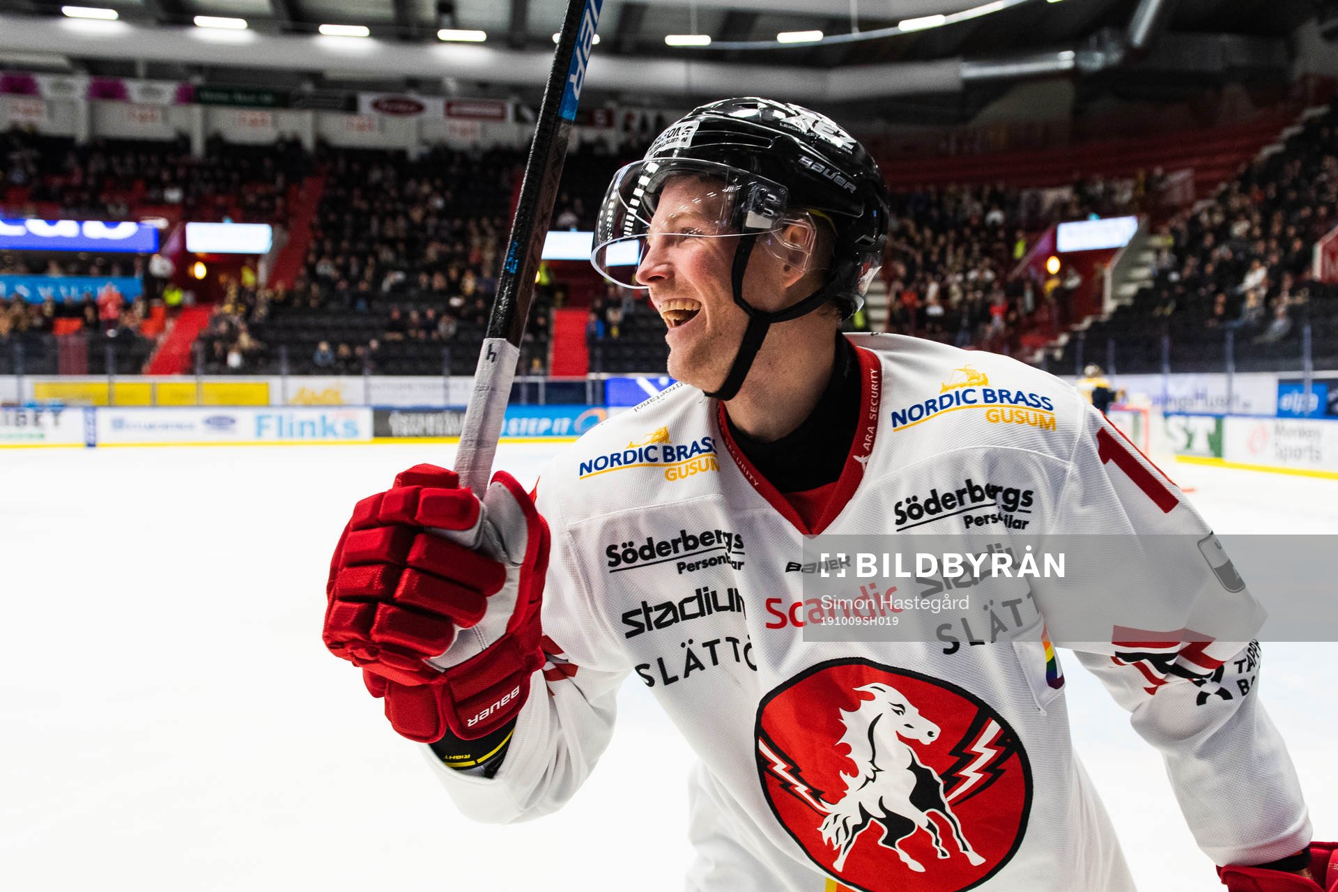 Vita Hästens Jesper Samuelsson jublar