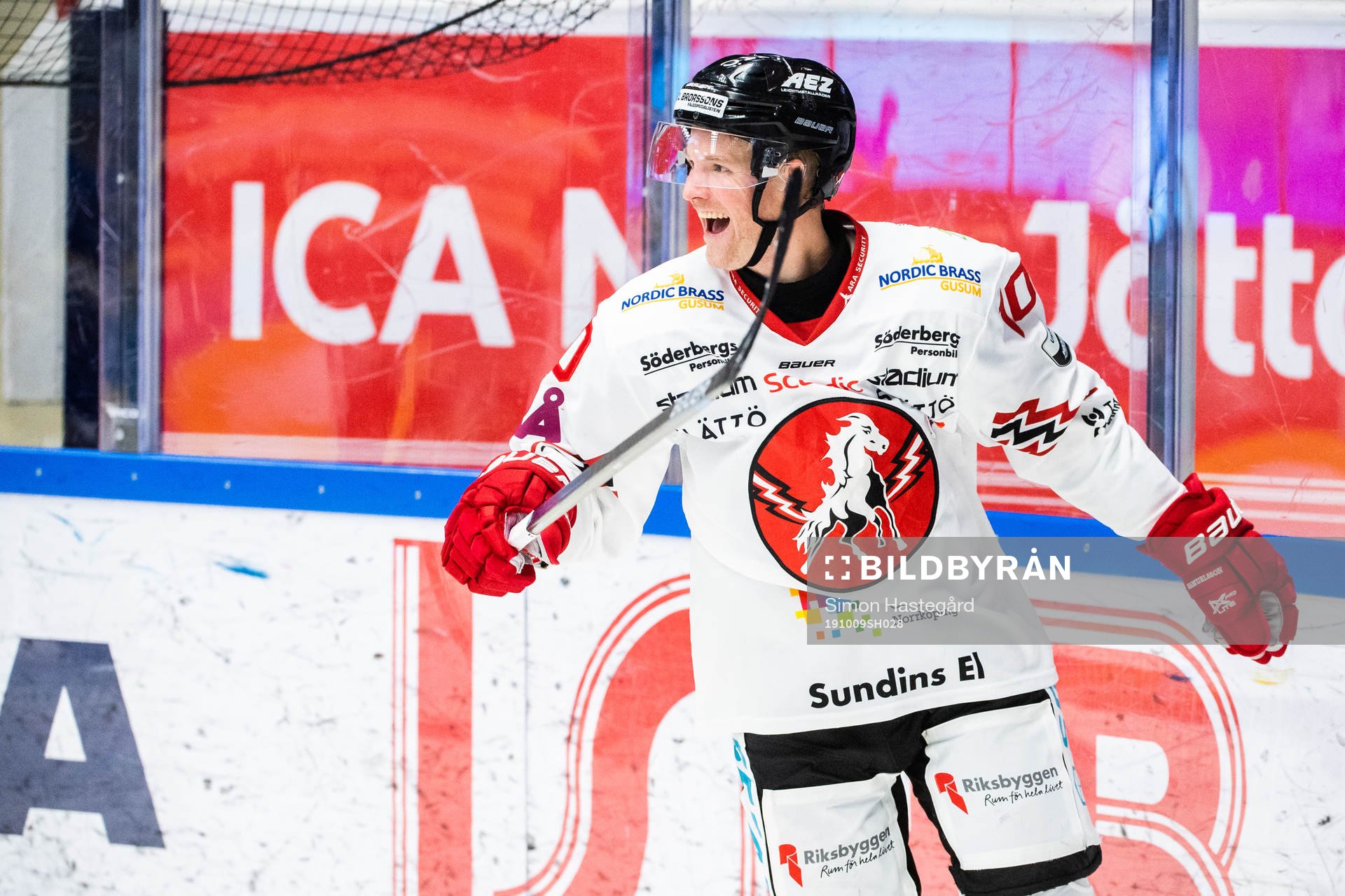 Vita Hästens Jesper Samuelsson jublar