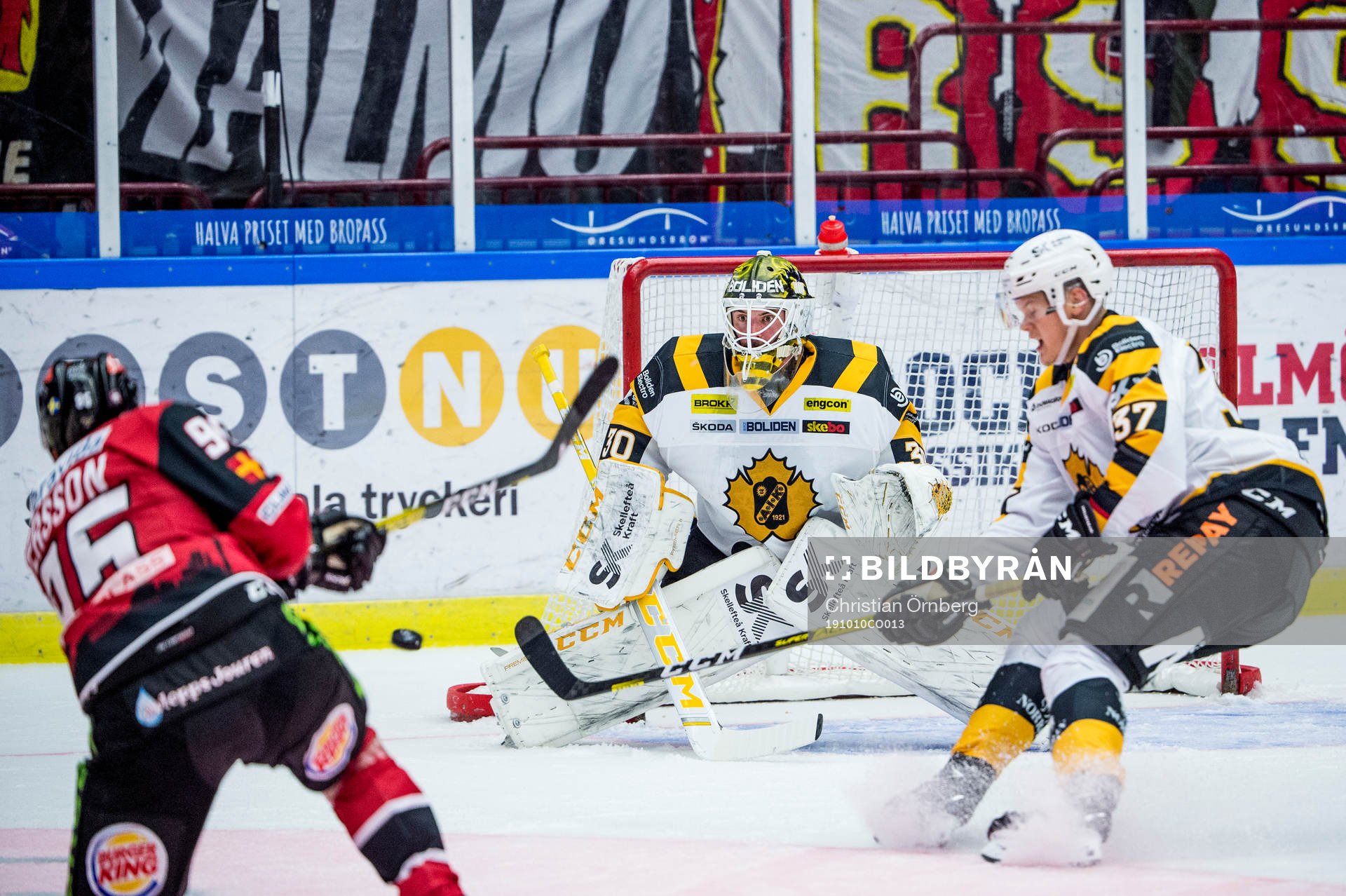 Malmö Redhawks Carl Persson mot Skellefteås målvakt
