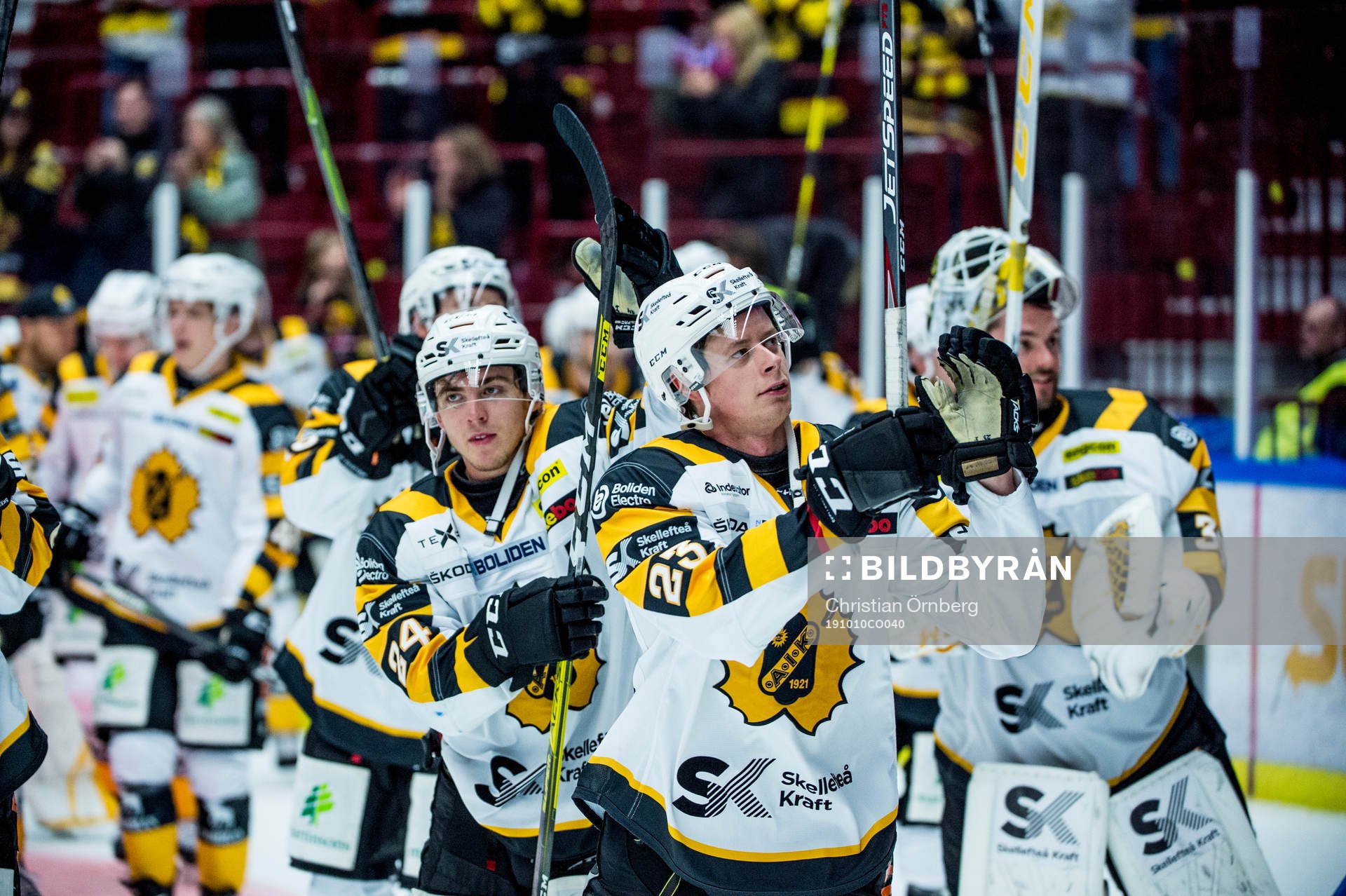 Skellefteås Jacob Andersson jublar med lagkamraterna