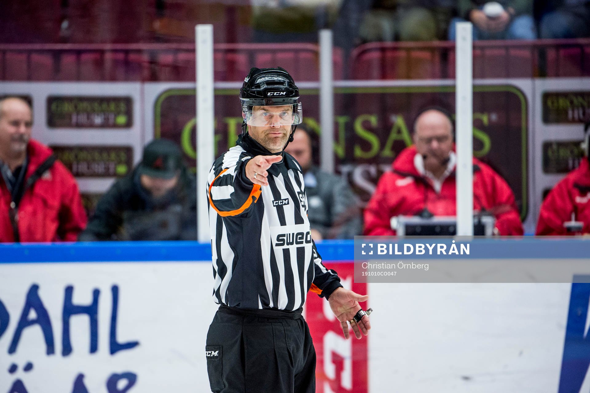 Domaren Mikael Nord pekar på mittpunkten