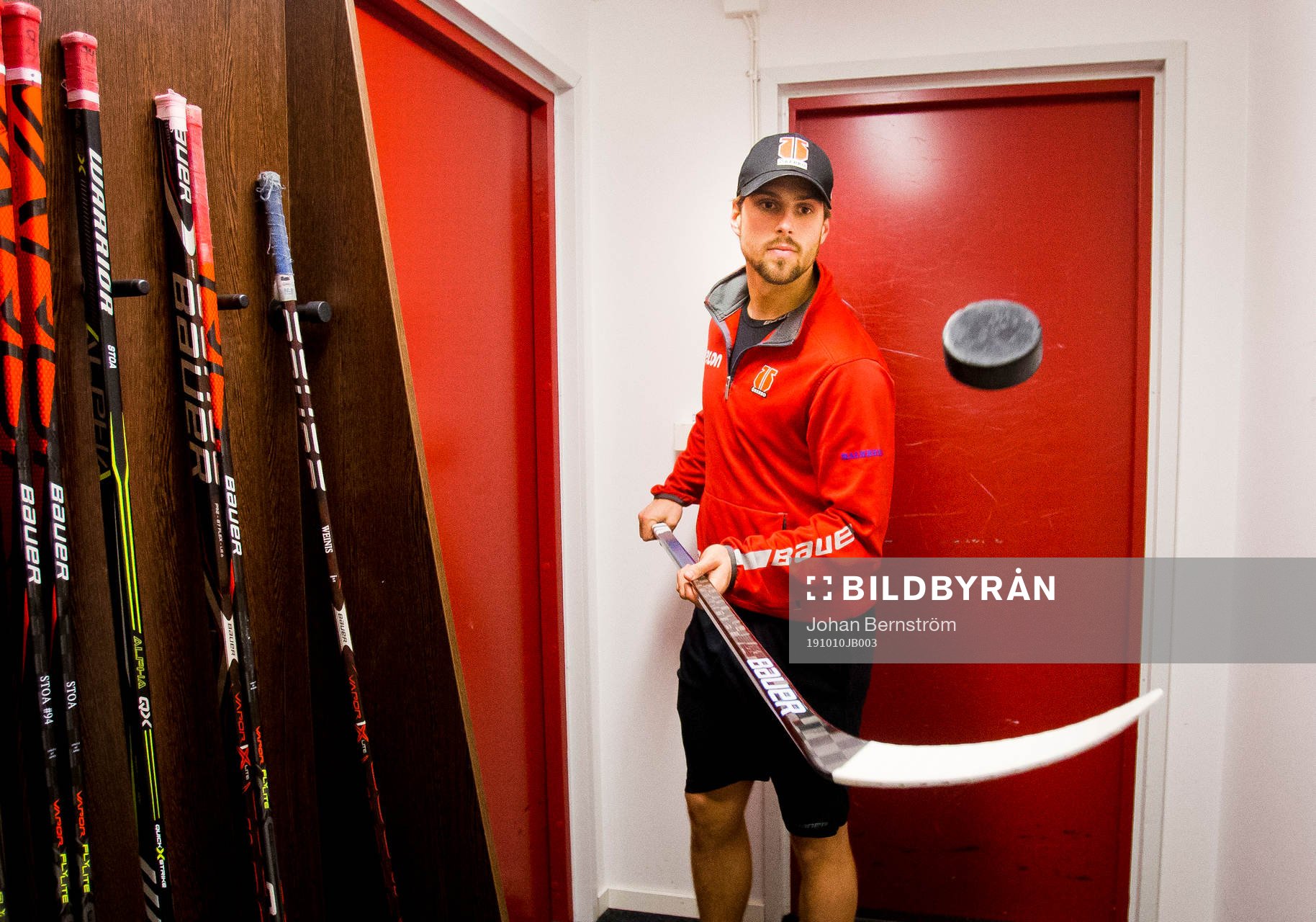 Örebros Mathias Bromé värmer upp med en puck i