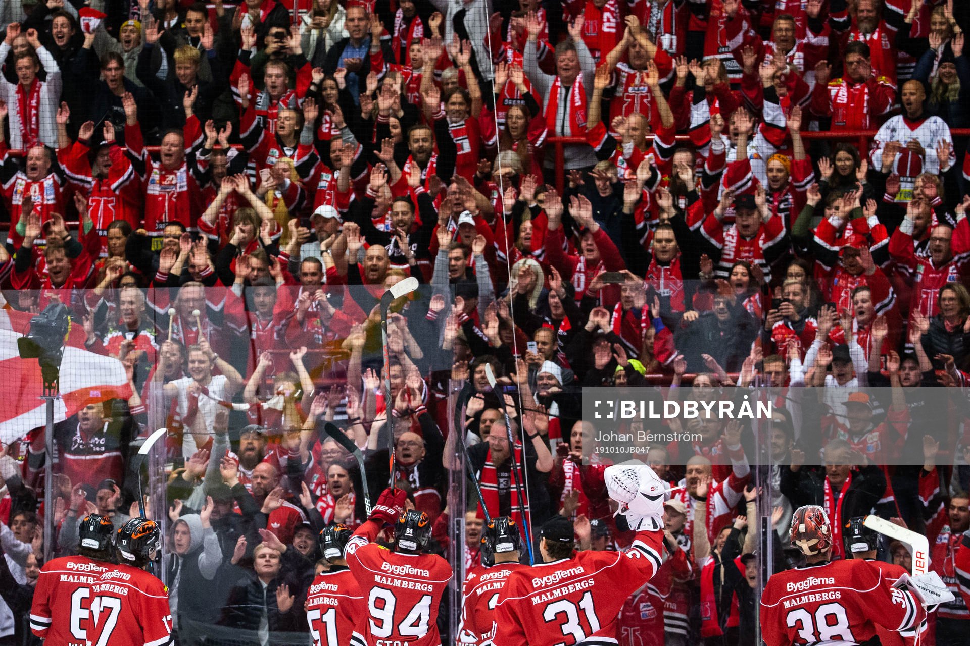 Örebros spelare jublar mot supportrar