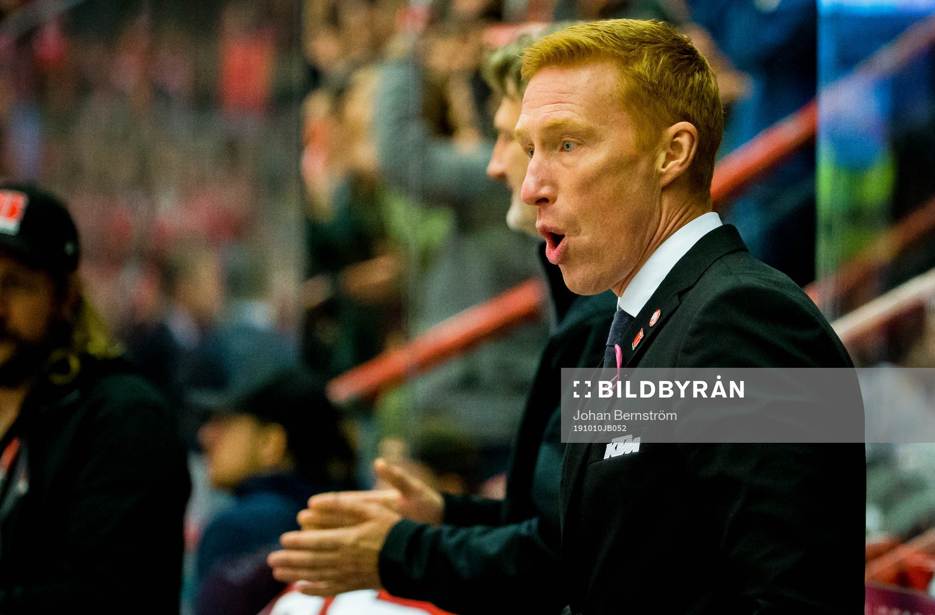 Örebros assisterande tränare Jörgen Jönsson jublar vid