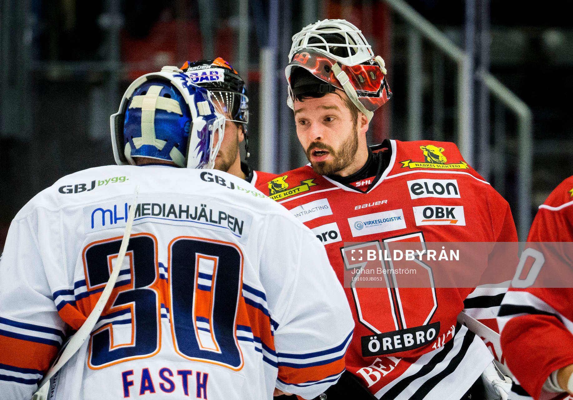 Örebros målvakt Dominik Furch tackar Växjös målvakt