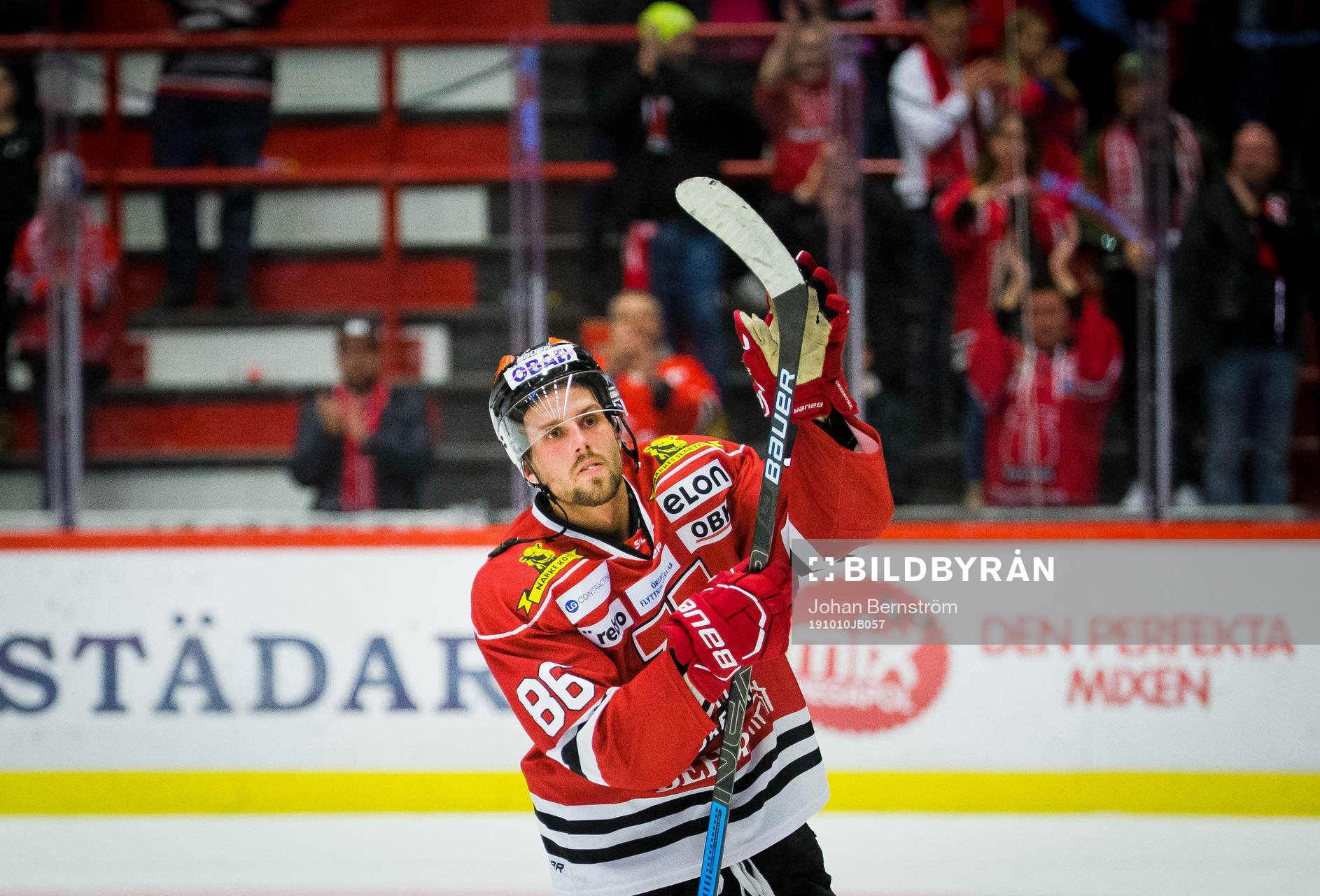 Örebros Mathias Bromé jublar framför fansen