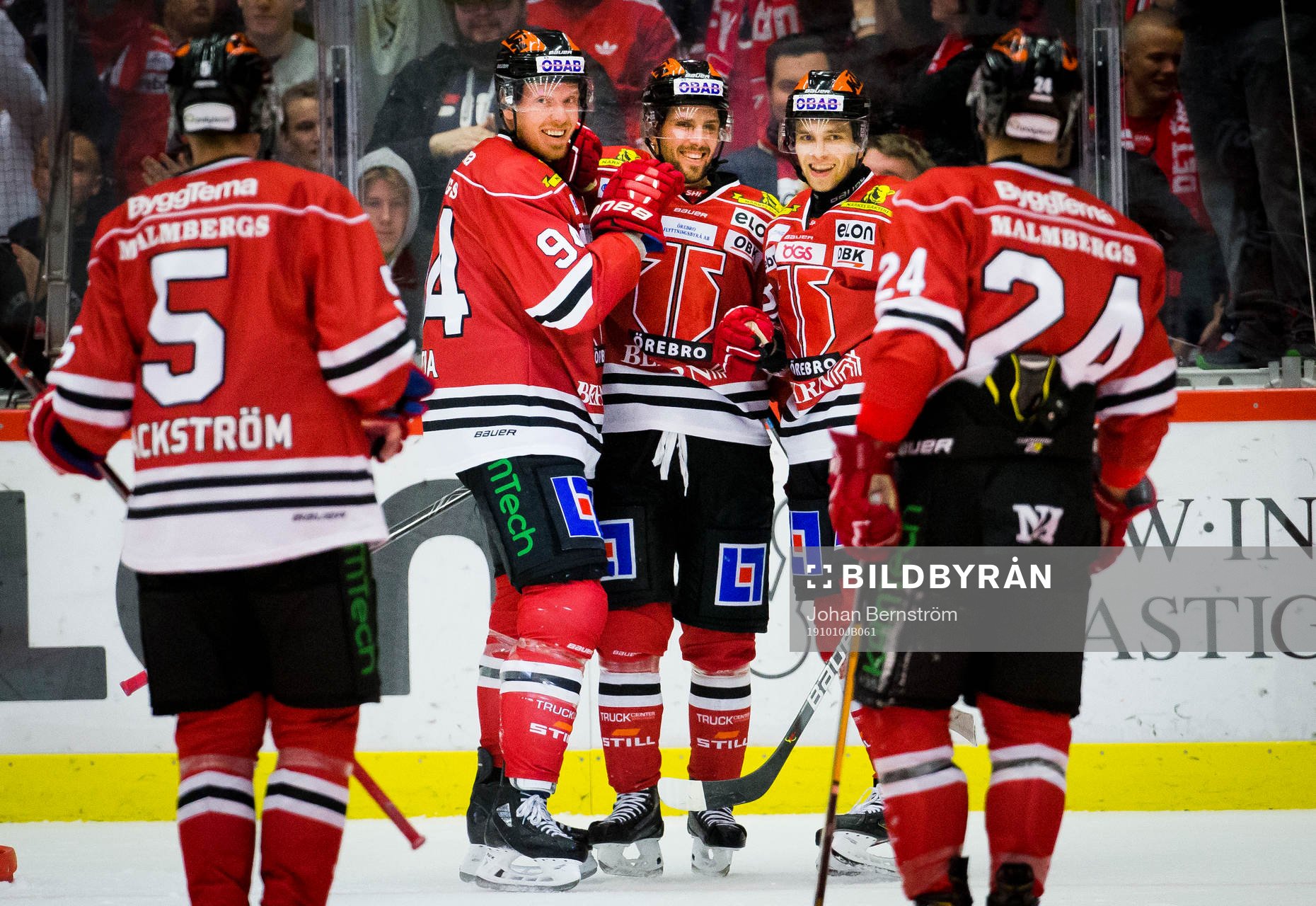 Örebros Ryan Stoa och Mathias Bromé jublar med Sakari