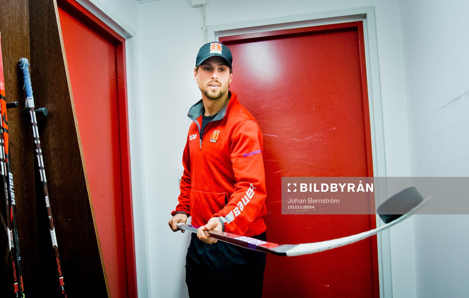 Örebros Mathias Bromé värmer upp med en puck i