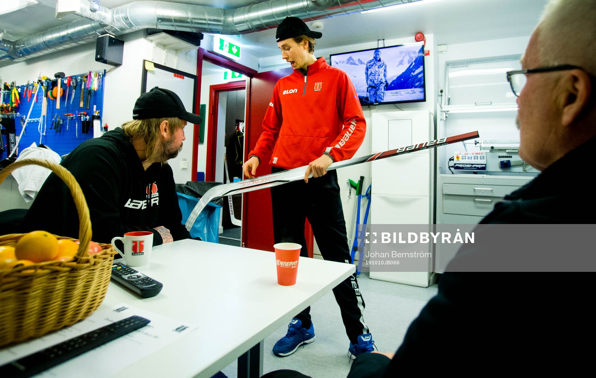 Örebros målvakt Jonas Arntzen packar upp en ny klubba i