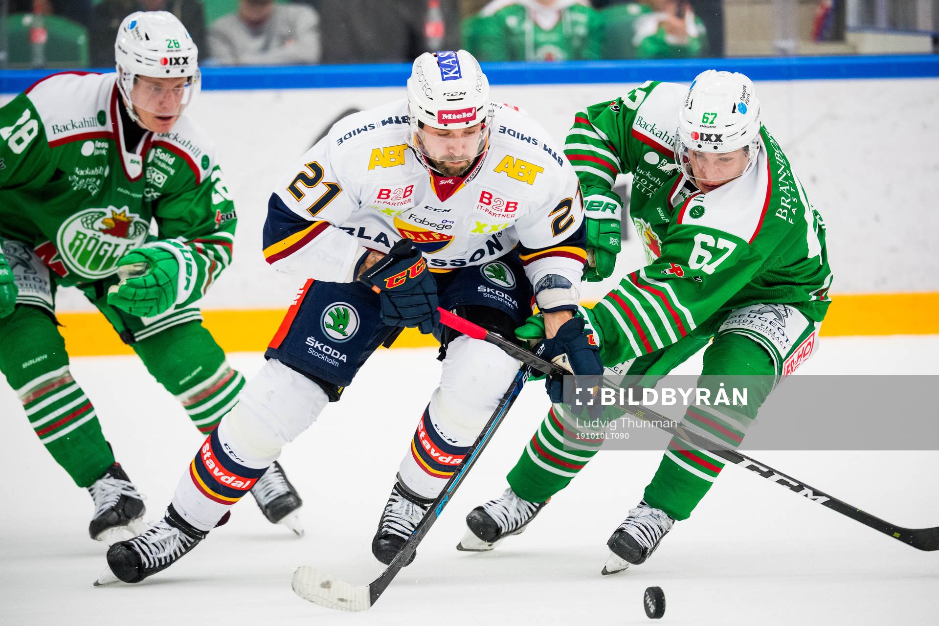 Djurgårdens Patrik Berglund i kamp om pucken med Rögles