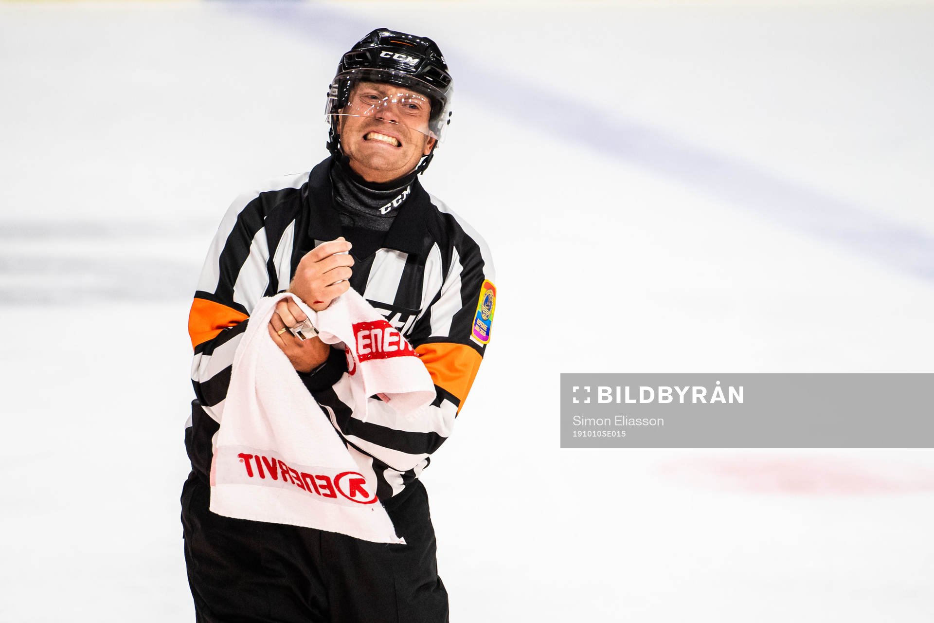 Domare Sören Persson tar sig för armen