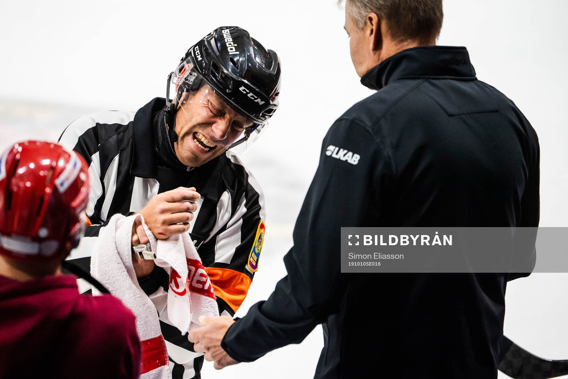 Domare Sören Persson tar sig för armen