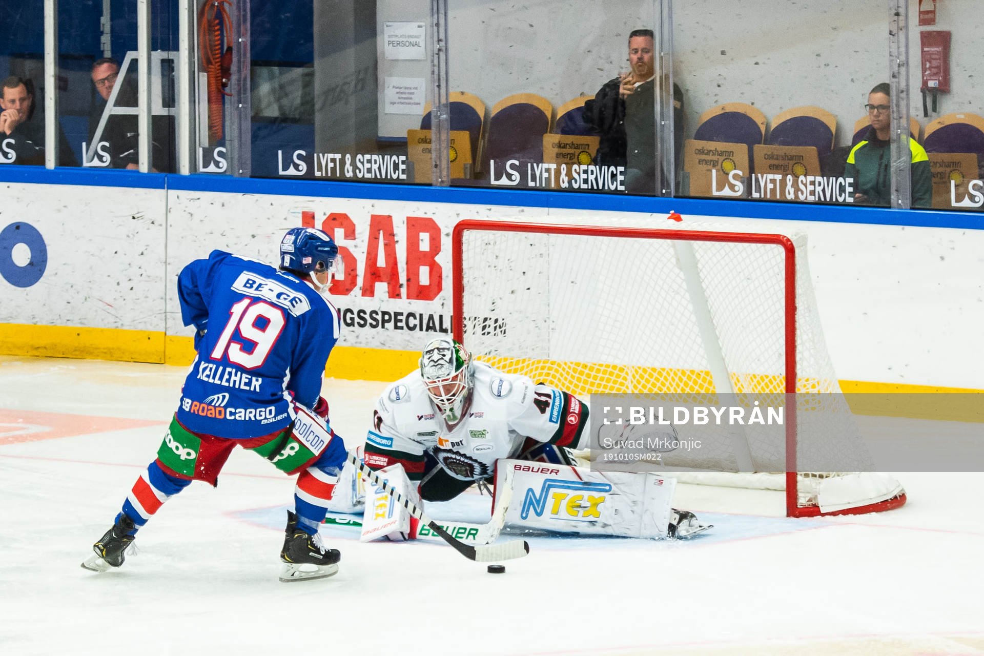 Oskarshamns Tyler Kelleher missar en straff på Frölundas