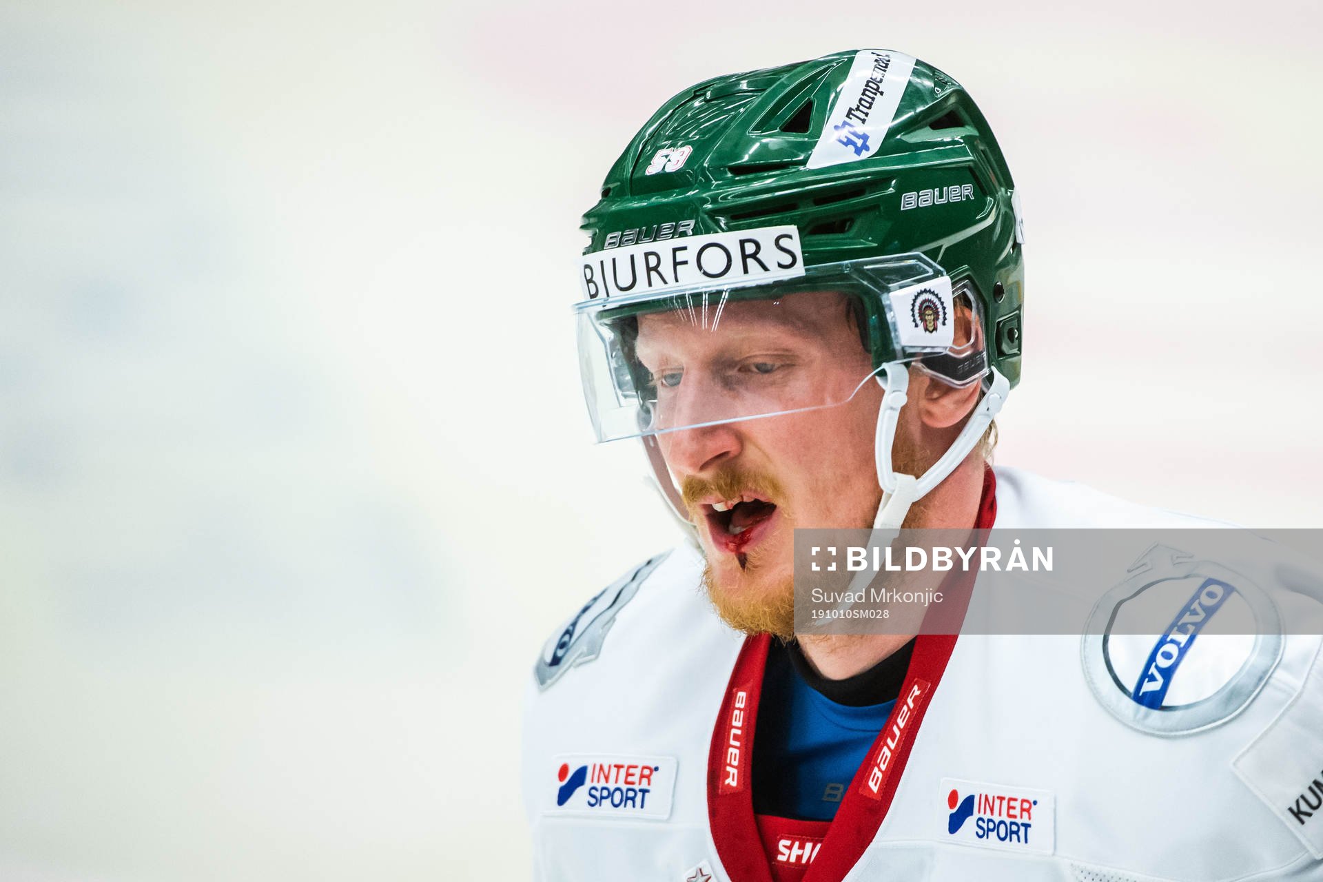Frölundas Simon Hjalmarsson blöder från munnen