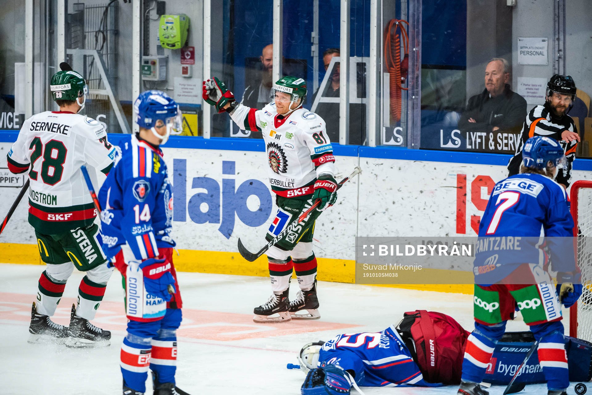 Frölundas Ryan Lasch jublar med lagkamrater