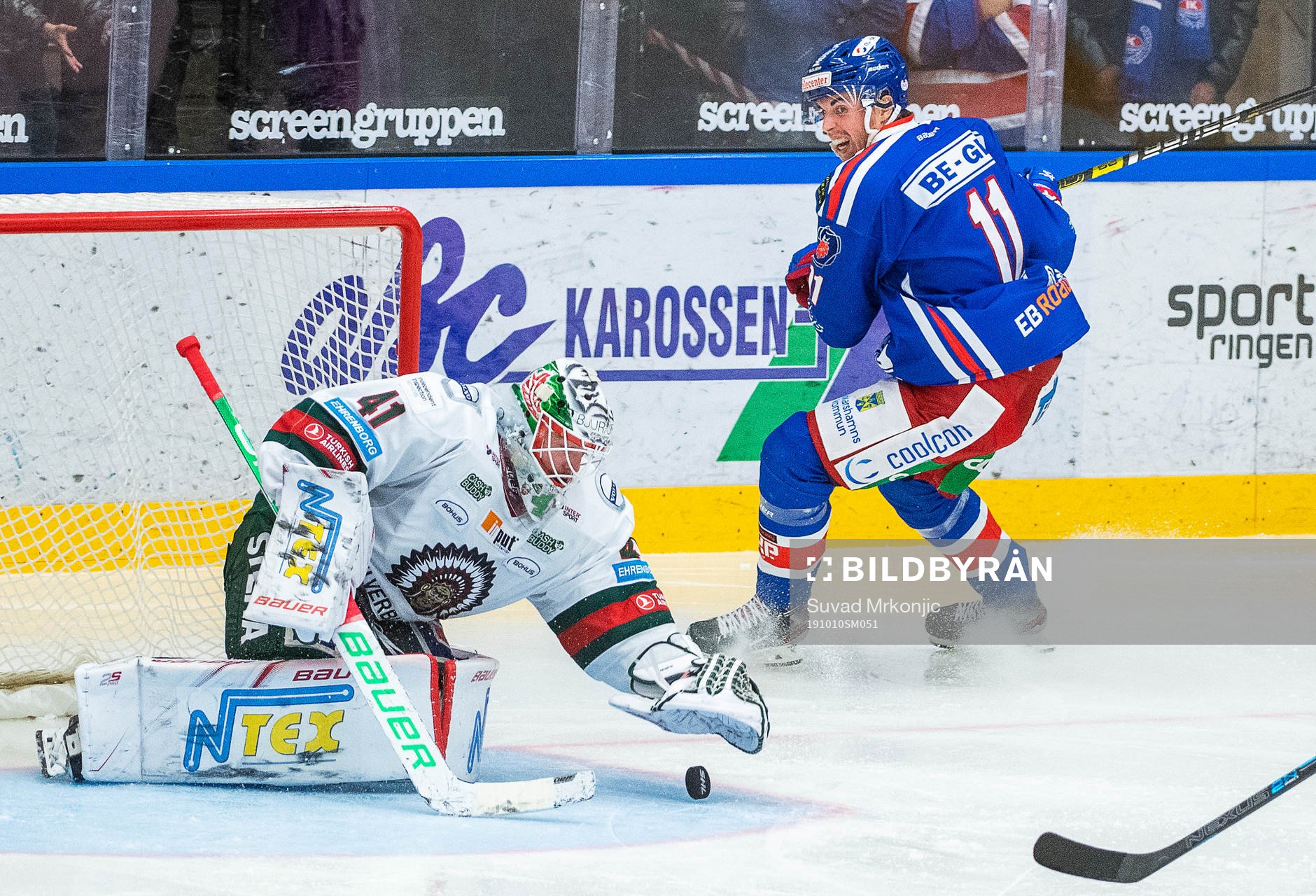 Oskarshamns Joakim Thelin och Frölundas målvakt Niklas