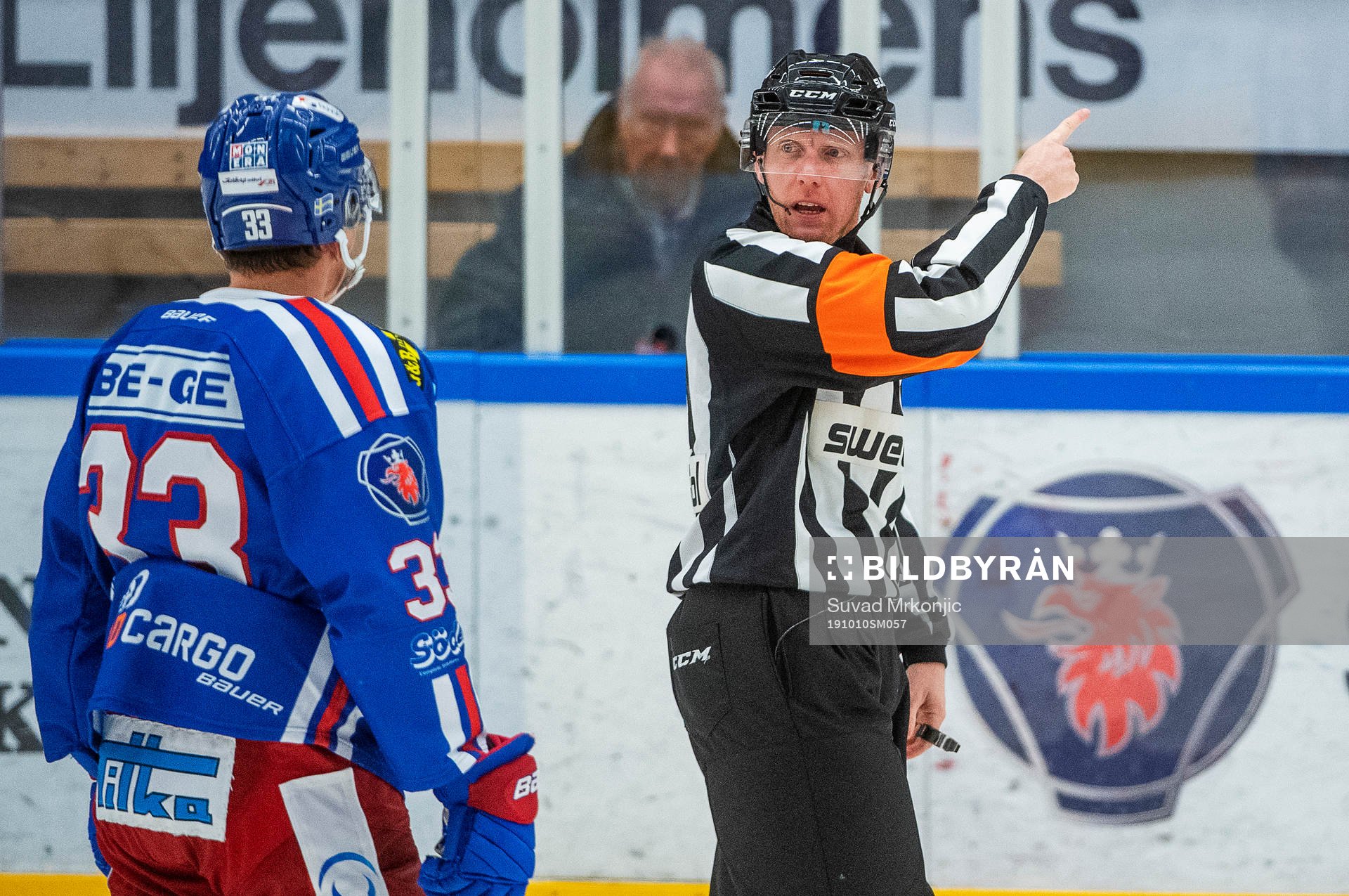 Domare Mikael Holm visar ut Oskarshamns Filiph Engsund