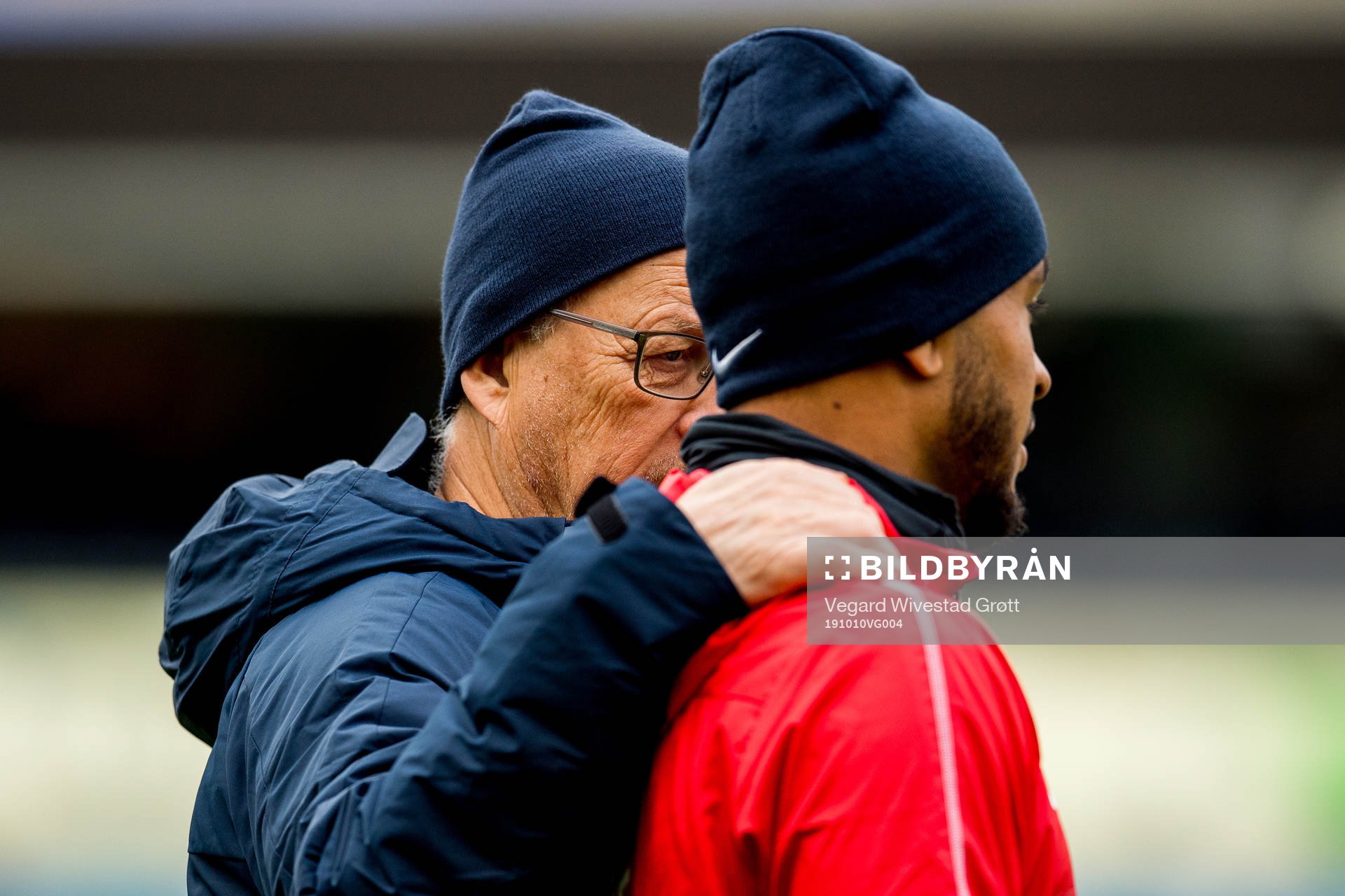 Lars Lagerbäck, head coach of Norway, talks to Joshua King